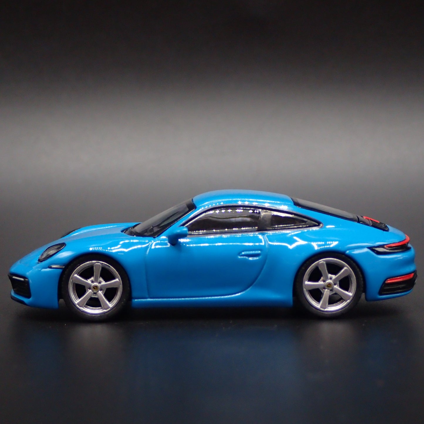 2018-2025 PORSCHE 911 CARRERA S 992 BLUE 1:64 SCALE DIORAMA DIECAST MODEL CAR