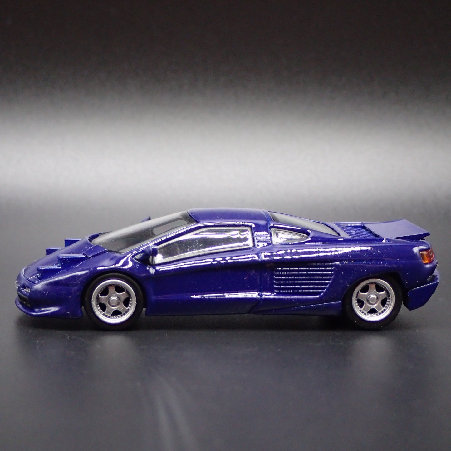 1991-2003 CIZETA V16T SUPER CAR 1:64 SCALE COLLECTIBLE DIORAMA DIECAST MODEL CAR
