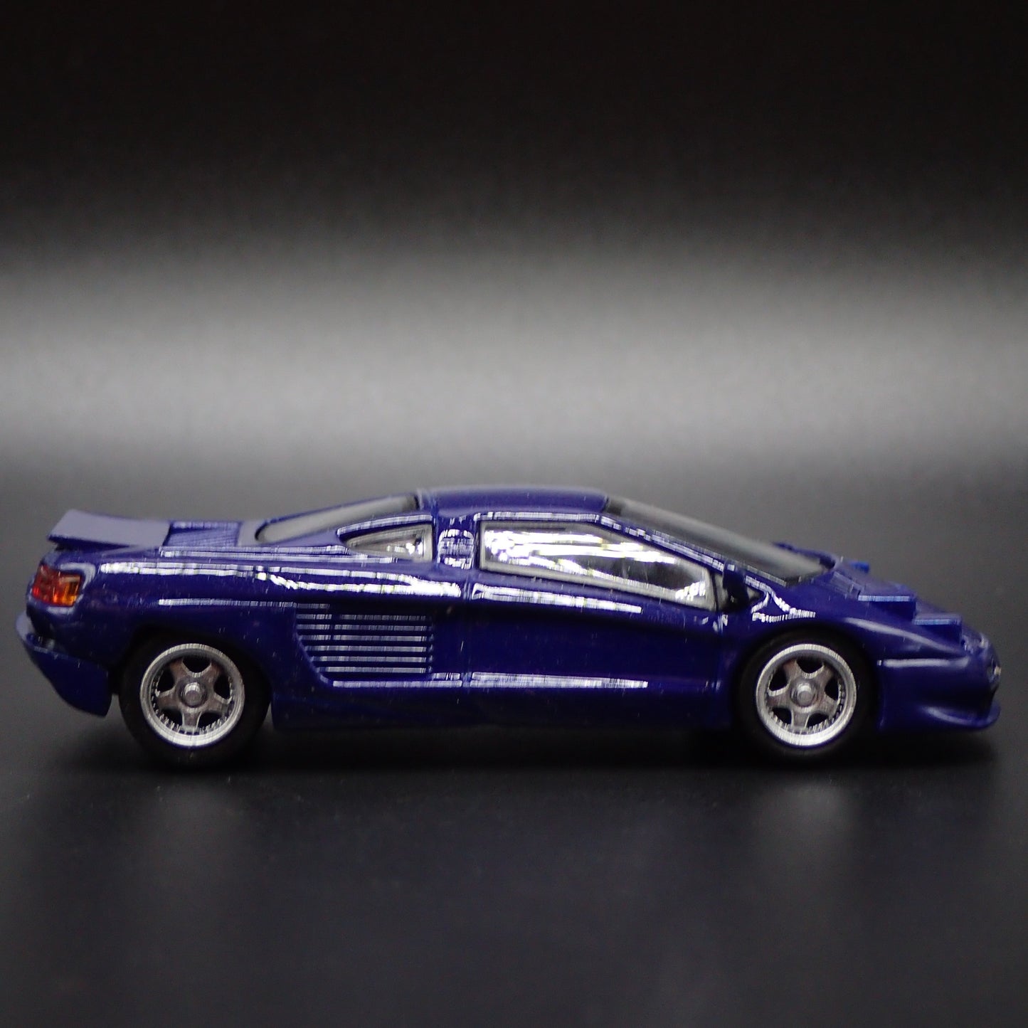 1991-2003 CIZETA V16T SUPER CAR 1:64 SCALE COLLECTIBLE DIORAMA DIECAST MODEL CAR