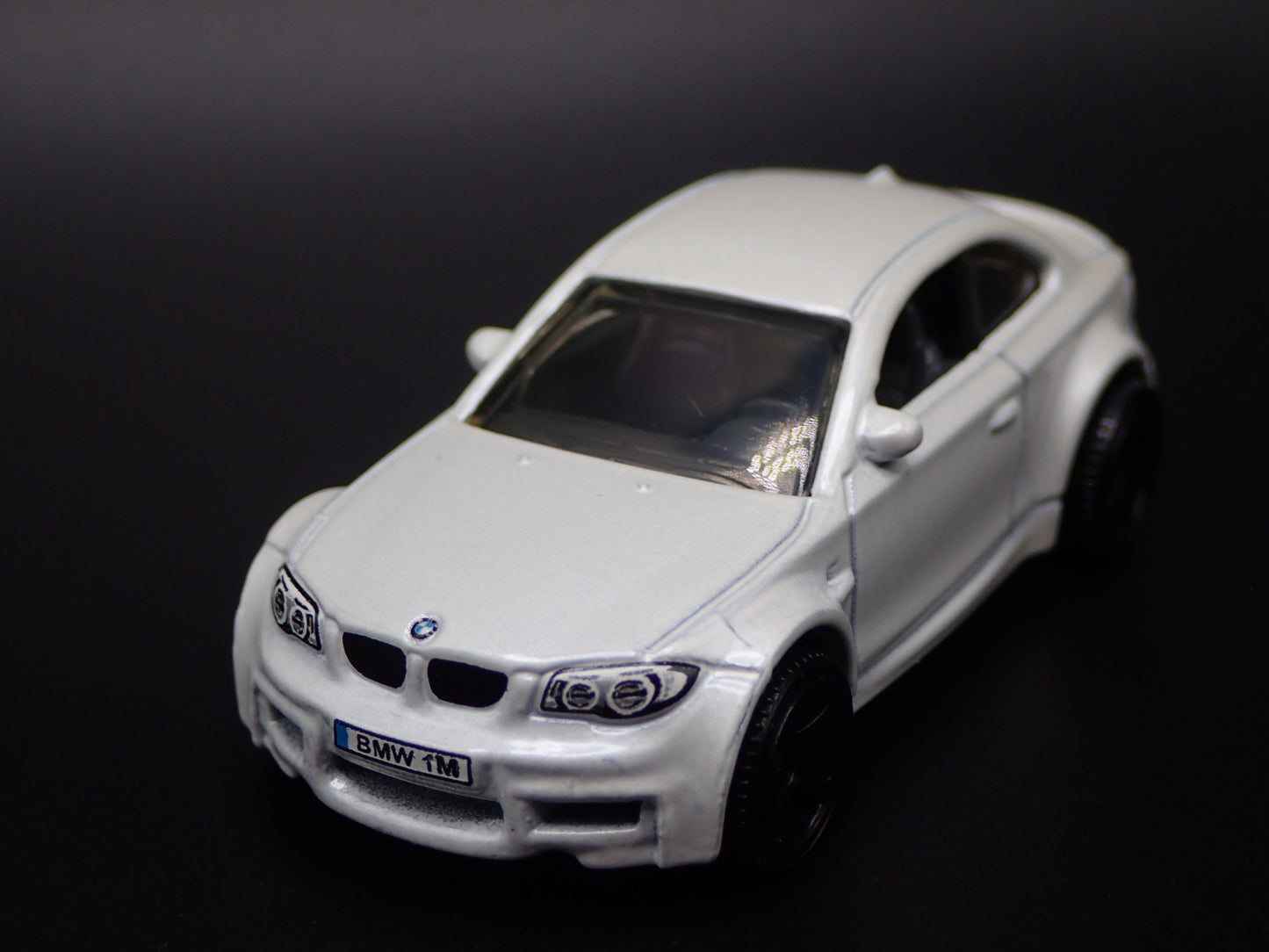 2007-2013 BMW 1M COUPE E82 1:64 SCALE COLLECTIBLE DIORAMA DIECAST MODEL CAR
