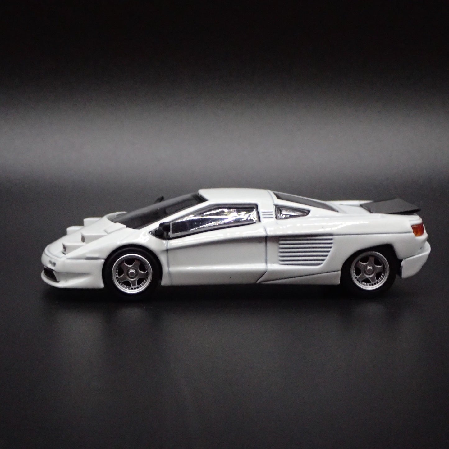1991-2003 CIZETA V16T SUPER CAR 1:64 SCALE COLLECTIBLE DIORAMA DIECAST MODEL CAR
