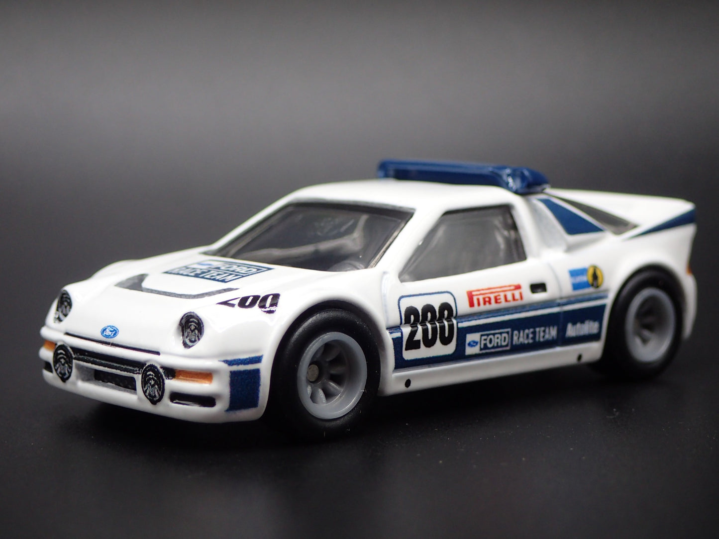 1984-1986 FORD RS200 PIRELLI RACE CAR WHITE 1:64 SCALE DIORAMA DIECAST MODEL CAR