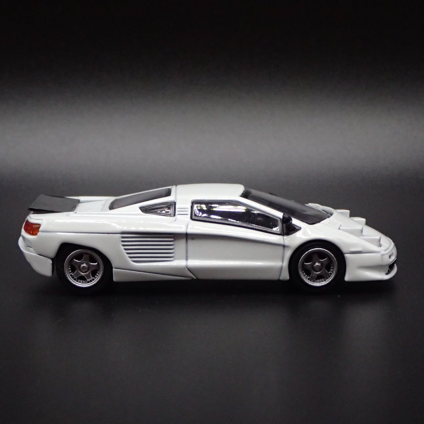 1991-2003 CIZETA V16T SUPER CAR 1:64 SCALE COLLECTIBLE DIORAMA DIECAST MODEL CAR