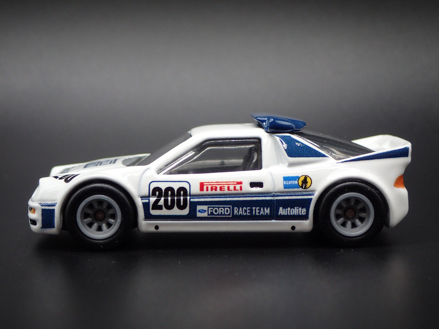 1984-1986 FORD RS200 PIRELLI RACE CAR WHITE 1:64 SCALE DIORAMA DIECAST MODEL CAR