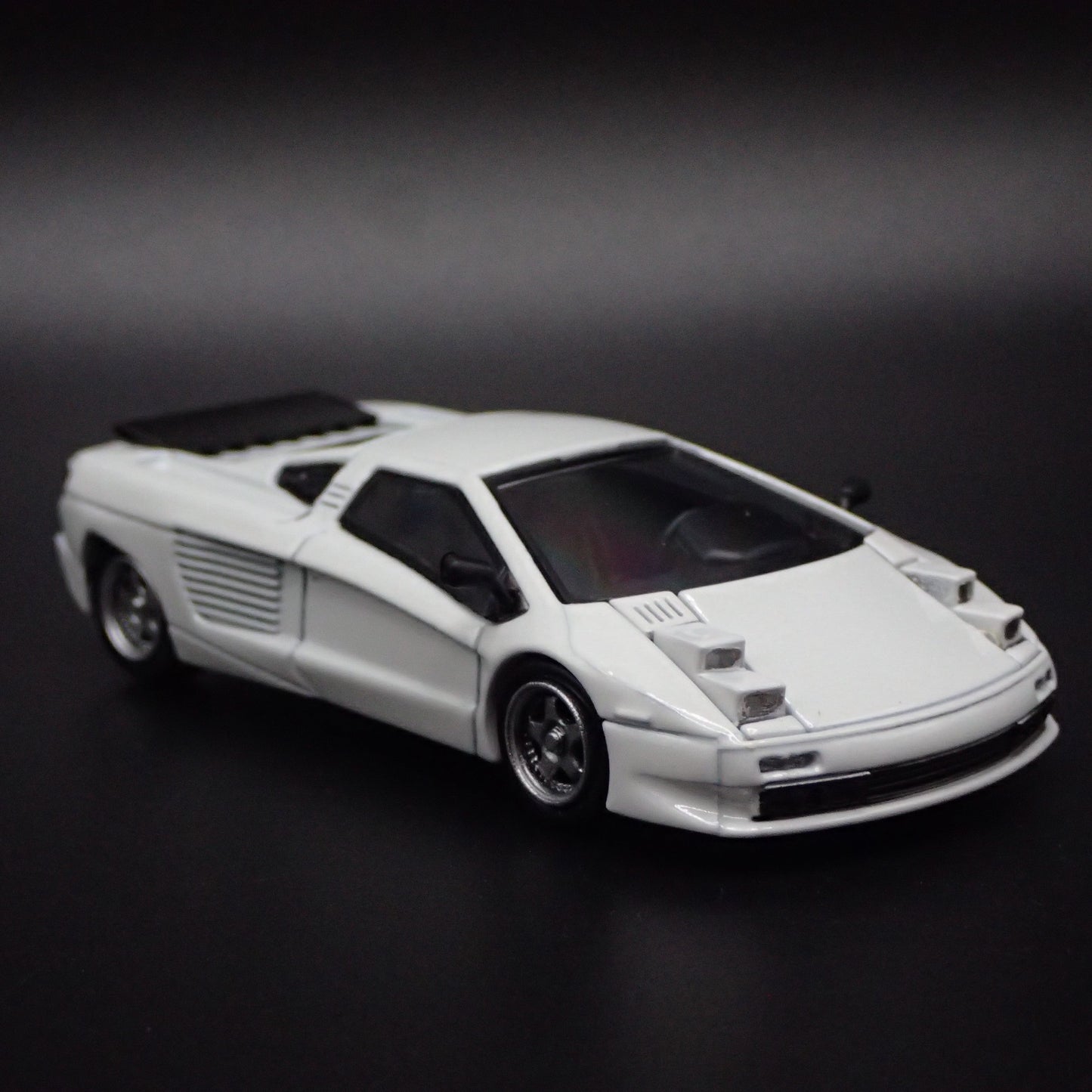 1991-2003 CIZETA V16T SUPER CAR 1:64 SCALE COLLECTIBLE DIORAMA DIECAST MODEL CAR