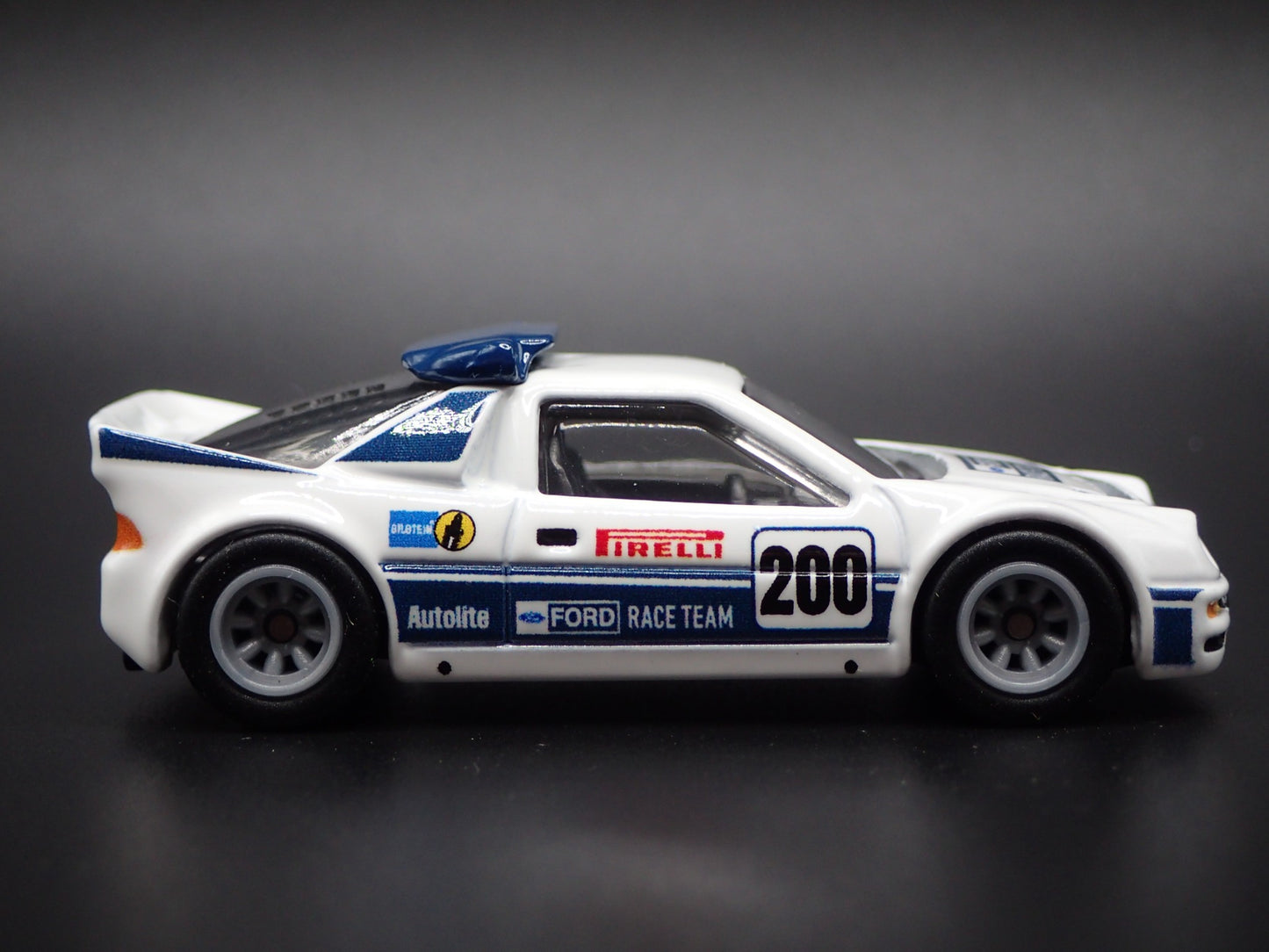 1984-1986 FORD RS200 PIRELLI RACE CAR WHITE 1:64 SCALE DIORAMA DIECAST MODEL CAR