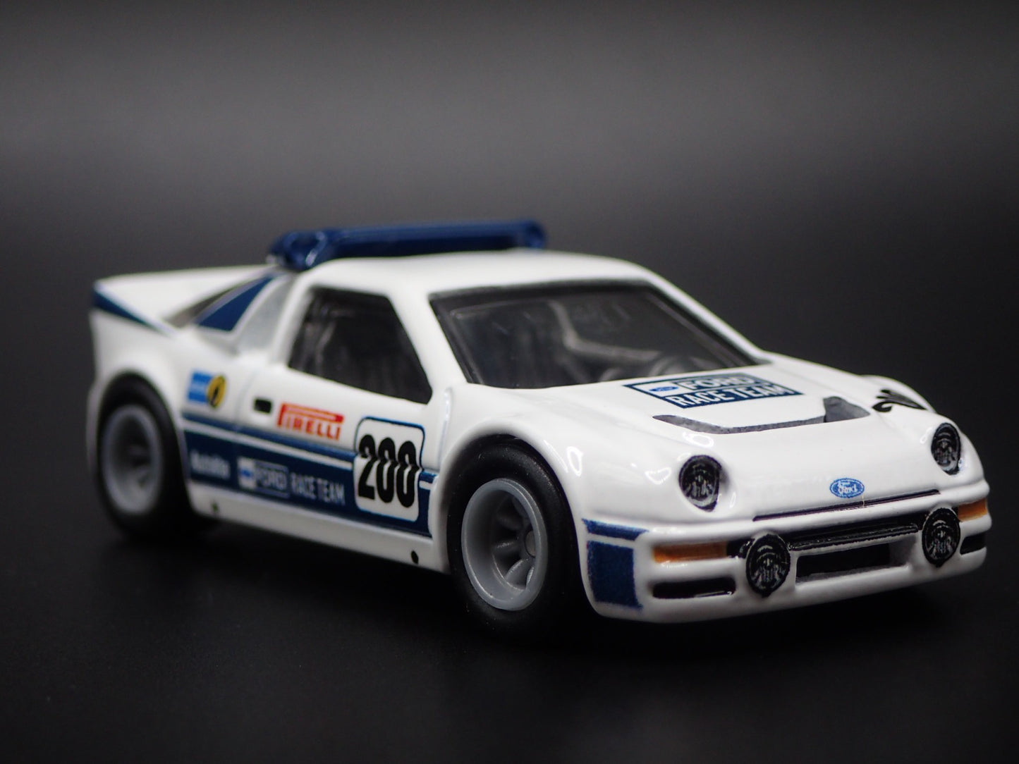 1984-1986 FORD RS200 PIRELLI RACE CAR WHITE 1:64 SCALE DIORAMA DIECAST MODEL CAR