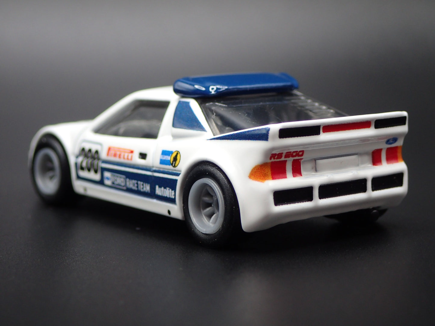 1984-1986 FORD RS200 PIRELLI RACE CAR WHITE 1:64 SCALE DIORAMA DIECAST MODEL CAR