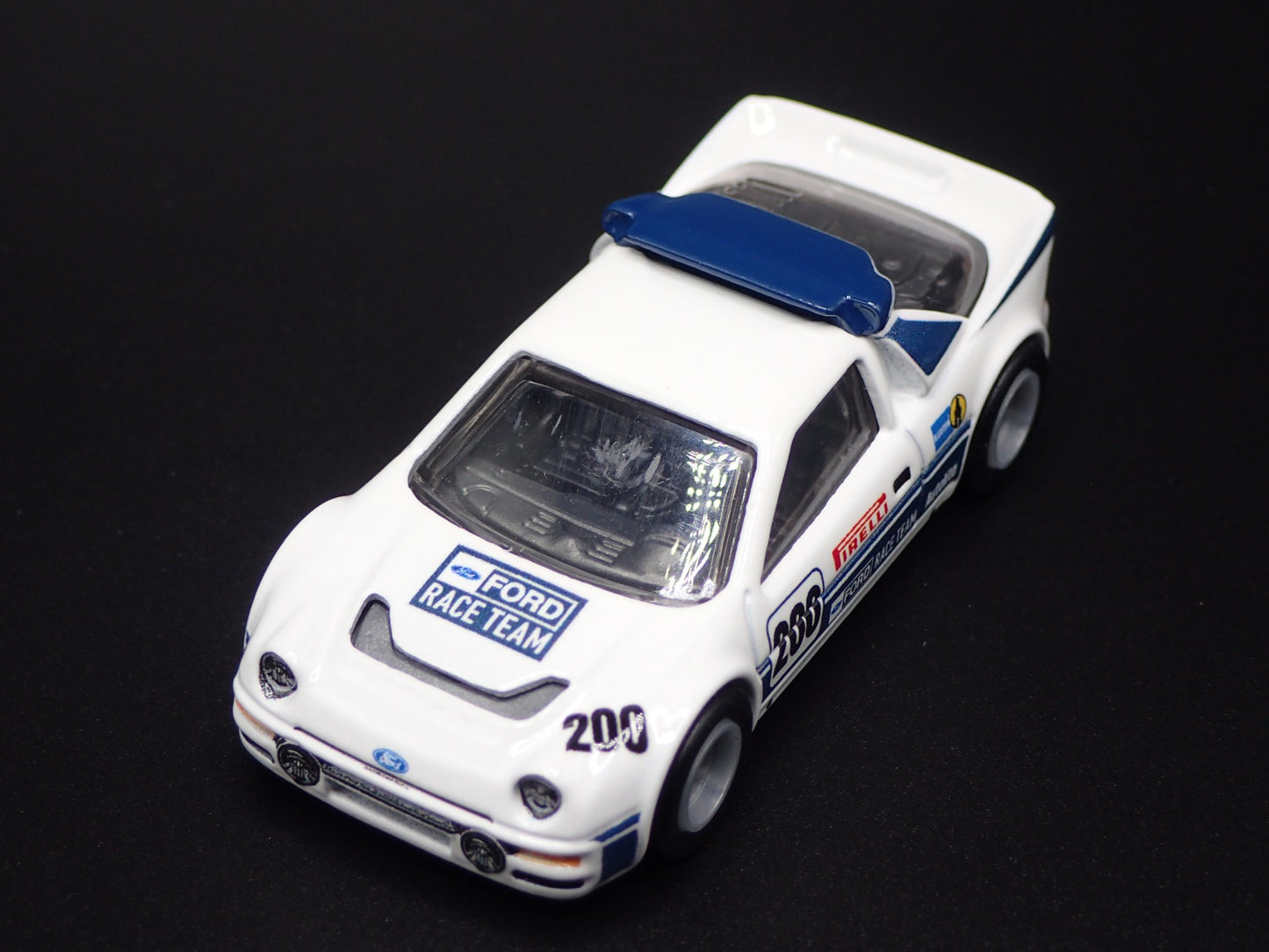 1984-1986 FORD RS200 PIRELLI RACE CAR WHITE 1:64 SCALE DIORAMA DIECAST MODEL CAR