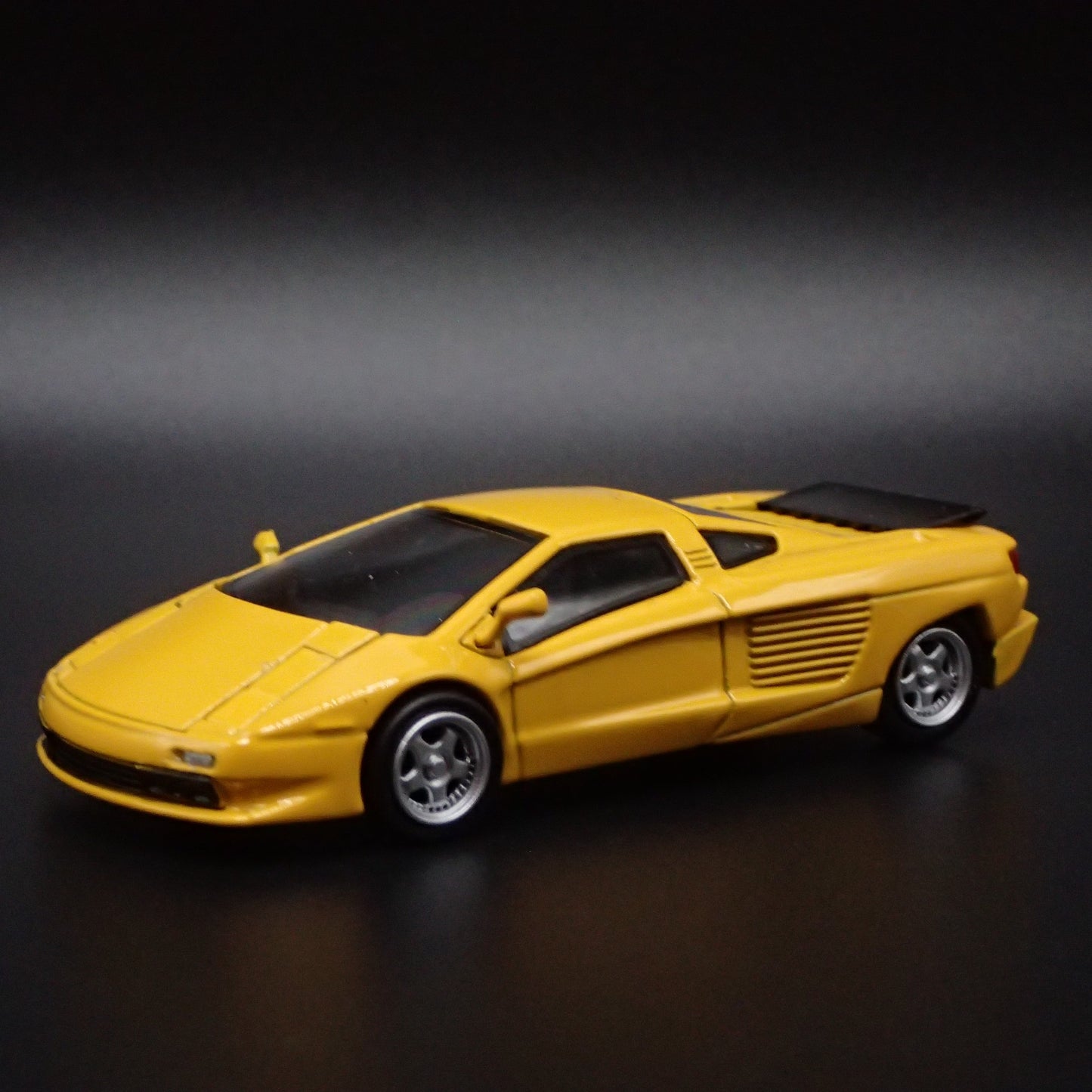 1991-2003 CIZETA V16T SUPER CAR 1:64 SCALE COLLECTIBLE DIORAMA DIECAST MODEL CAR