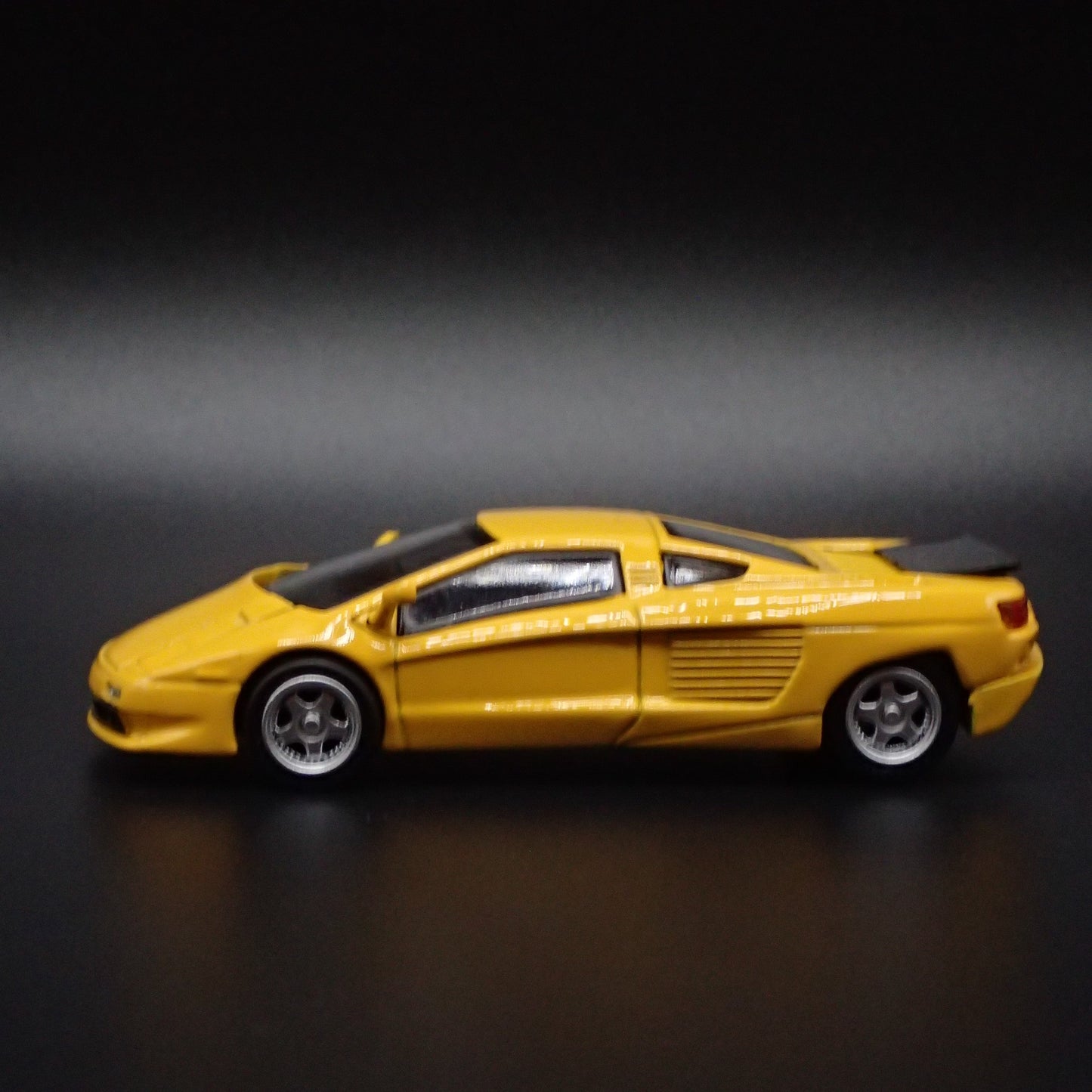 1991-2003 CIZETA V16T SUPER CAR 1:64 SCALE COLLECTIBLE DIORAMA DIECAST MODEL CAR
