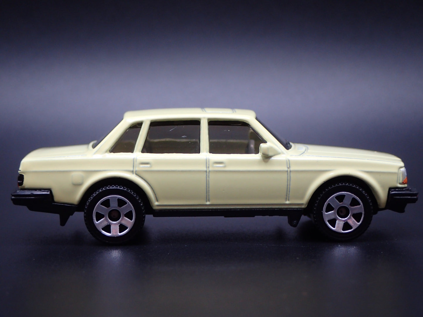 VOLVO 240 4 FOUR DOOR YELLOW 1:64 SCALE COLLECTIBLE DIORAMA DIECAST MODEL CAR