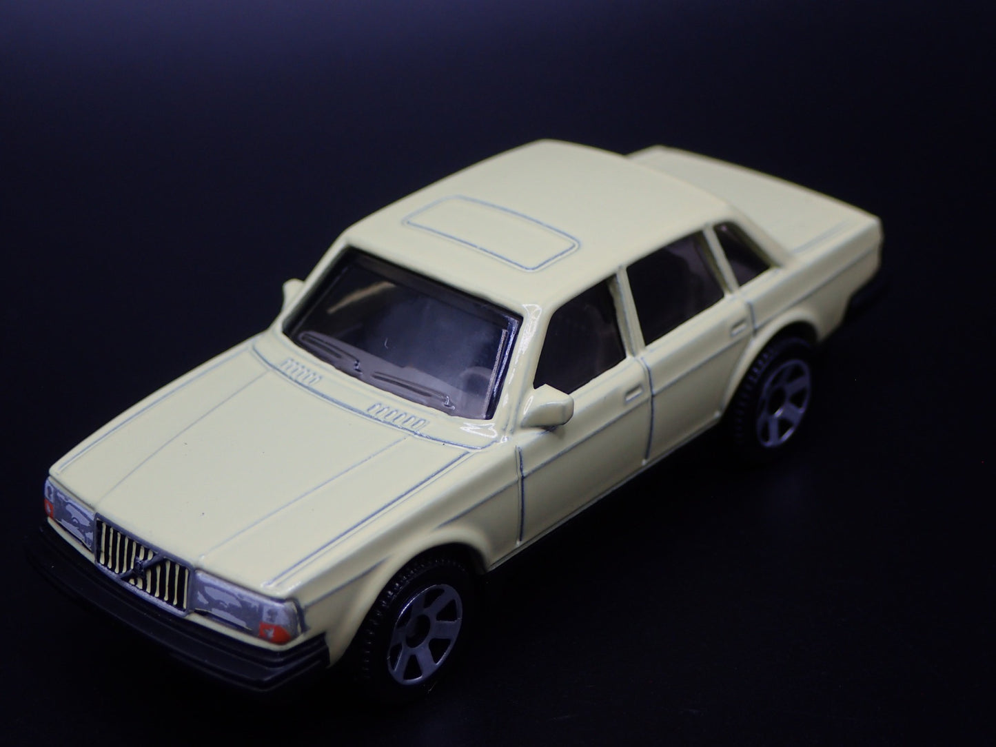 VOLVO 240 4 FOUR DOOR YELLOW 1:64 SCALE COLLECTIBLE DIORAMA DIECAST MODEL CAR