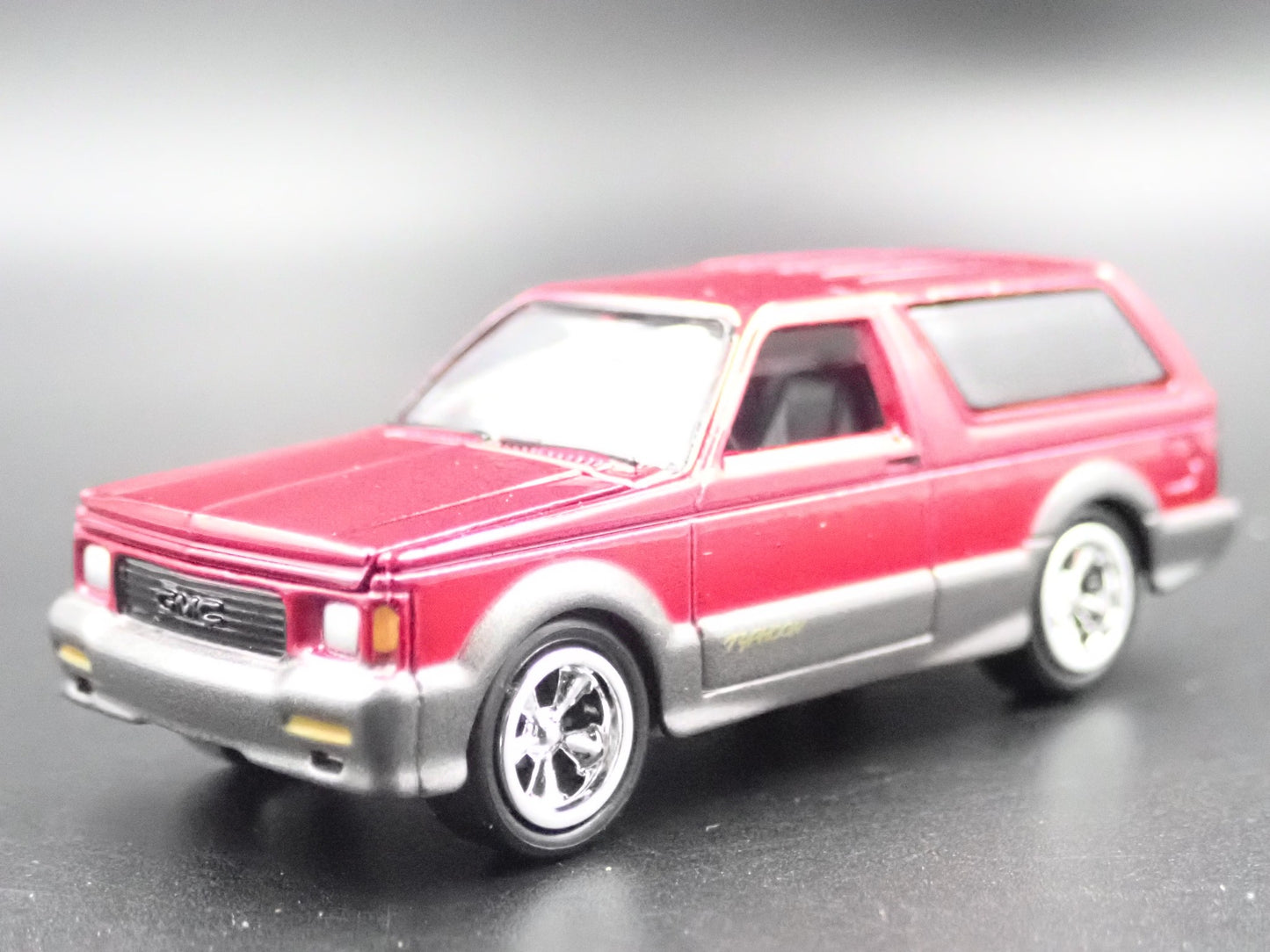 1993 93 GMC TYPHOON BURGUNDY 1/64 SCALE DIORAMA COLLECTIBLE DIECAST MODEL CAR