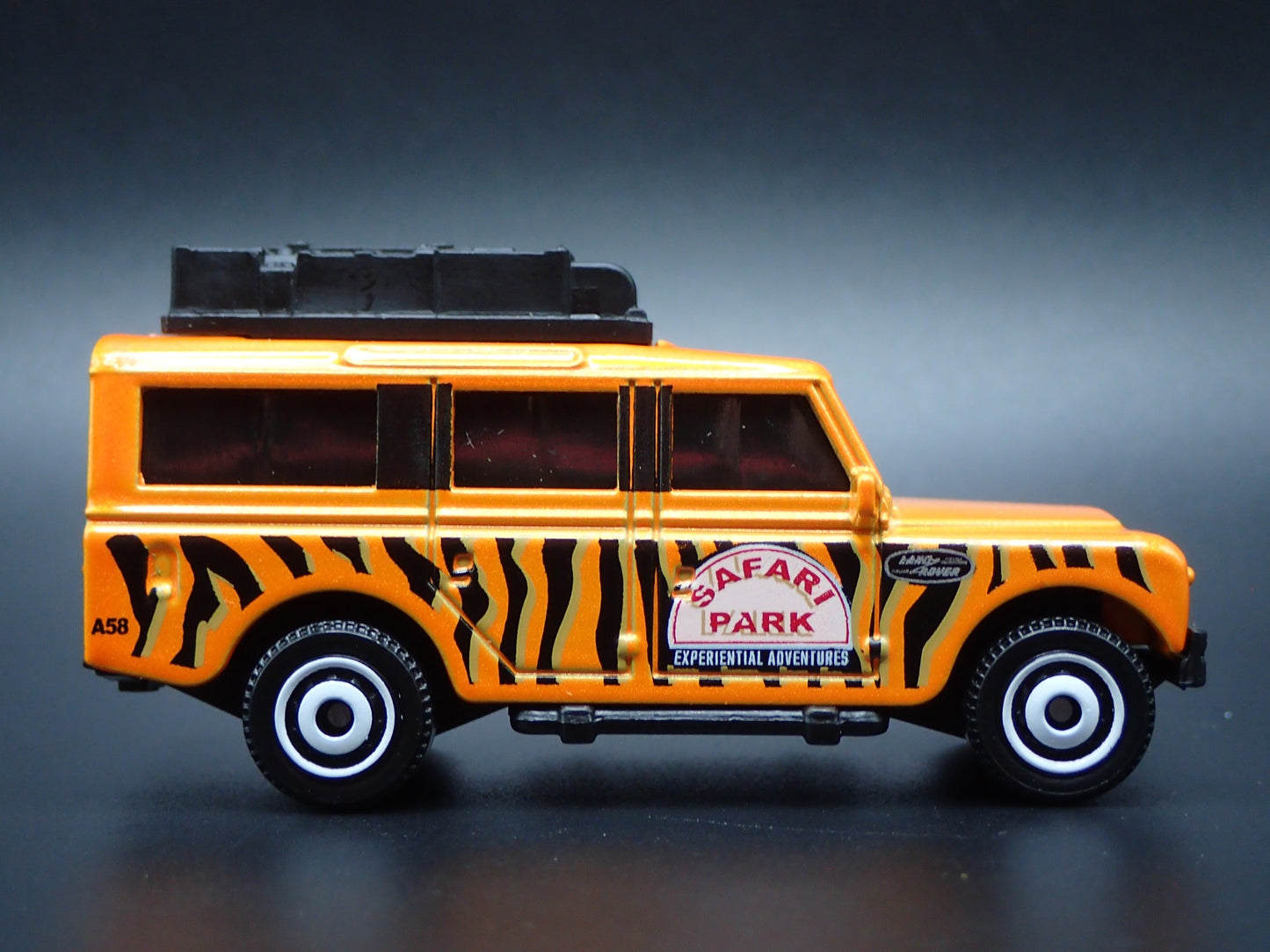 1961-1971 LAND ROVER GEN II SAFARI PARK ORG 1/64 SCALE DIORAMA DIECAST MODEL CAR