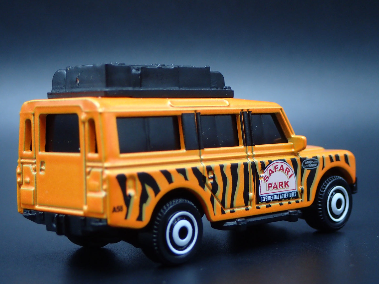 1961-1971 LAND ROVER GEN II SAFARI PARK ORG 1/64 SCALE DIORAMA DIECAST MODEL CAR