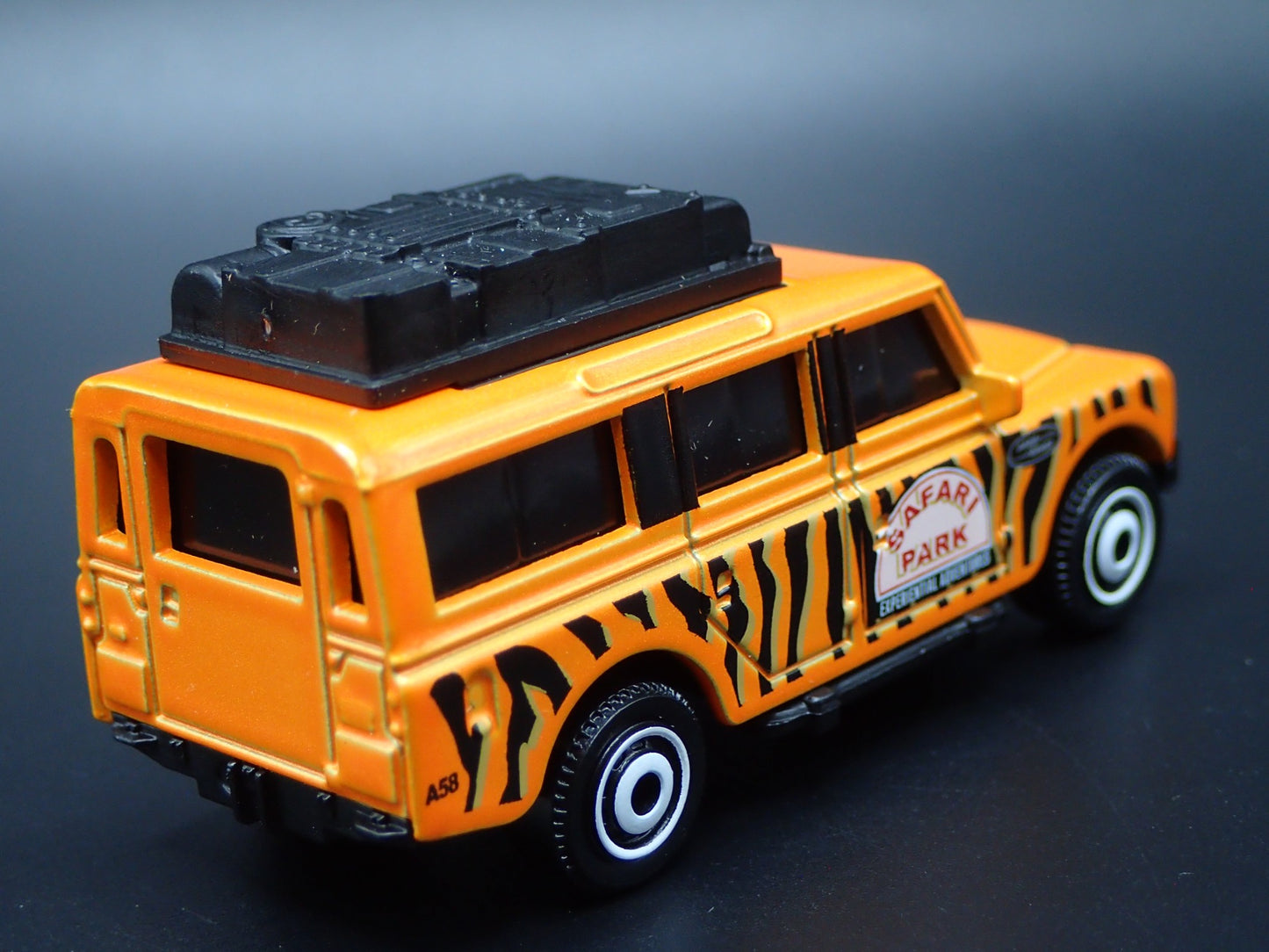 1961-1971 LAND ROVER GEN II SAFARI PARK ORG 1/64 SCALE DIORAMA DIECAST MODEL CAR