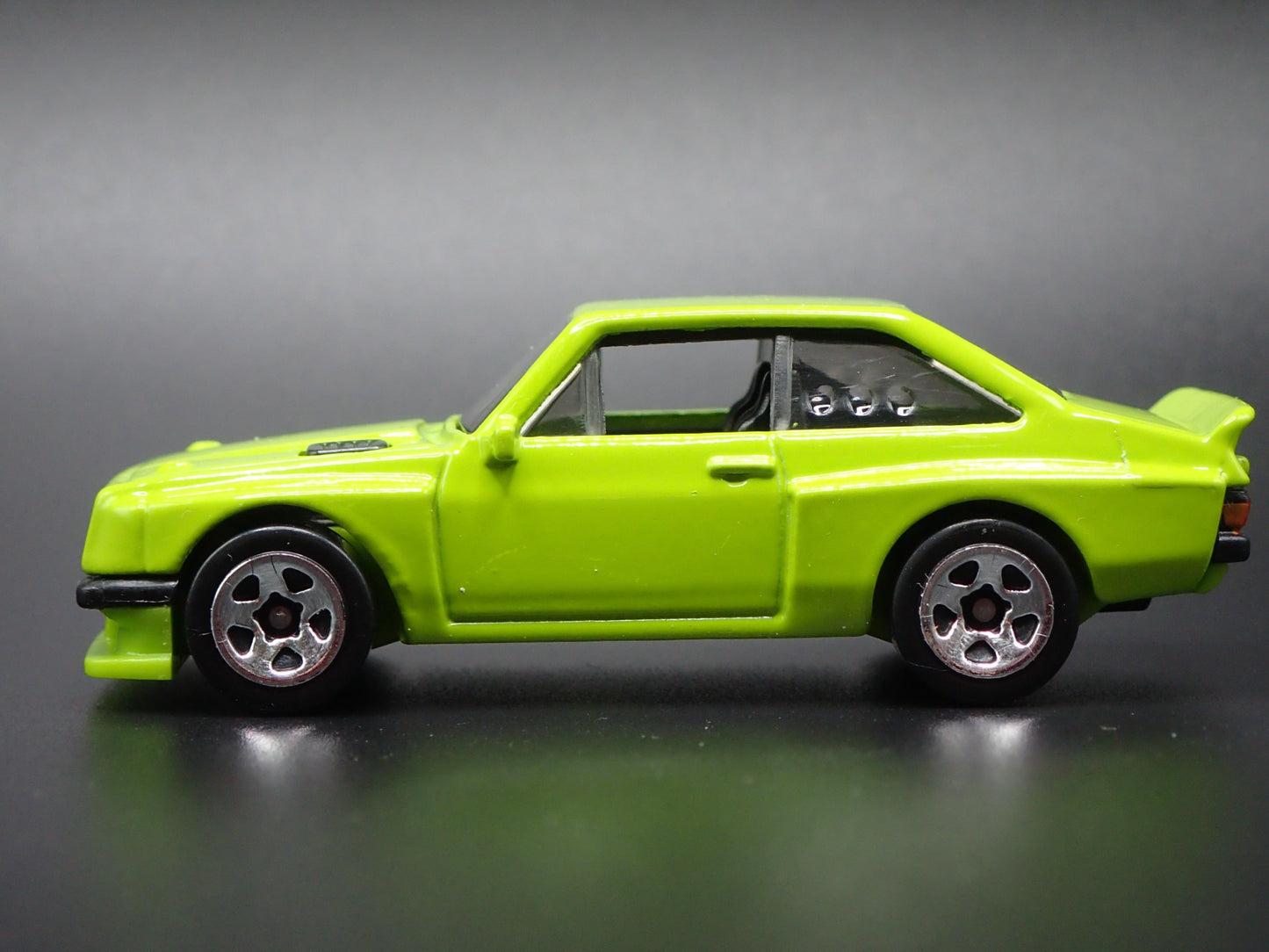FORD ESCORT RS2000 GREEN RARE 1:64 SCALE COLLECTIBLE DIORAMA DIECAST MODEL CAR