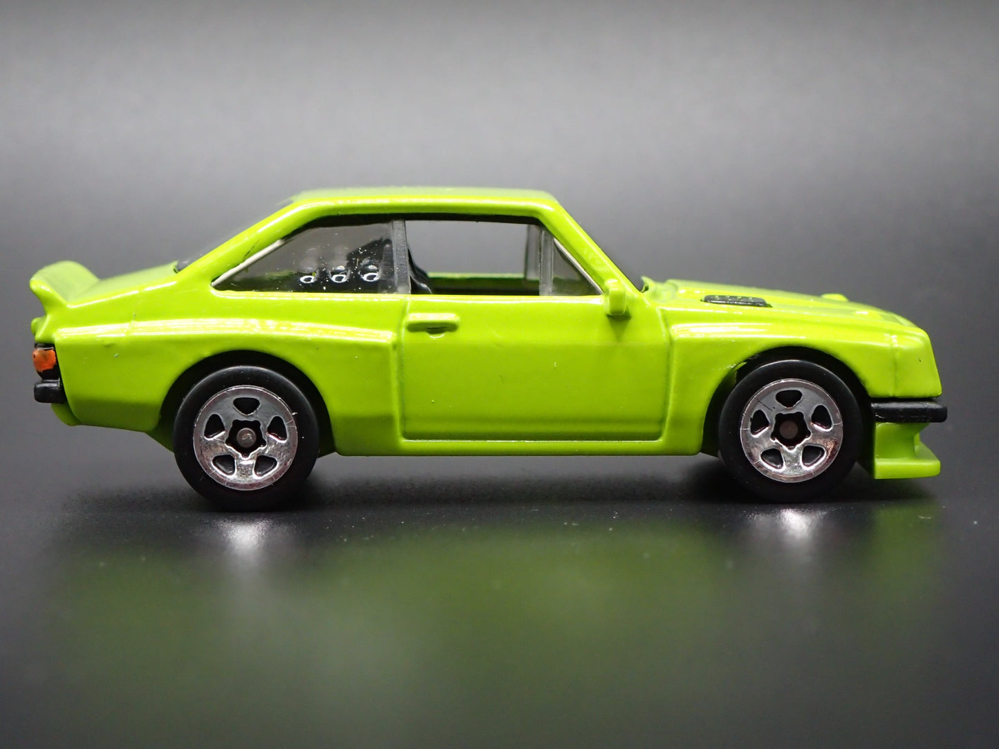 FORD ESCORT RS2000 GREEN RARE 1:64 SCALE COLLECTIBLE DIORAMA DIECAST MODEL CAR