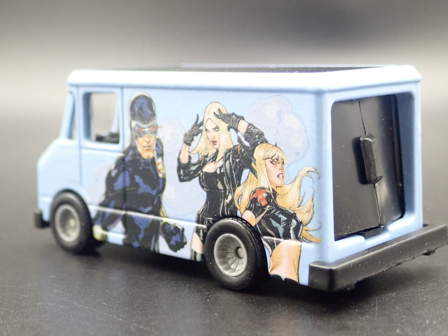 GMC STEP BOX VAN MARVEL UNCANNY X-MEN BLUE 1:64 SCALE DIORAMA DIECAST MODEL CAR