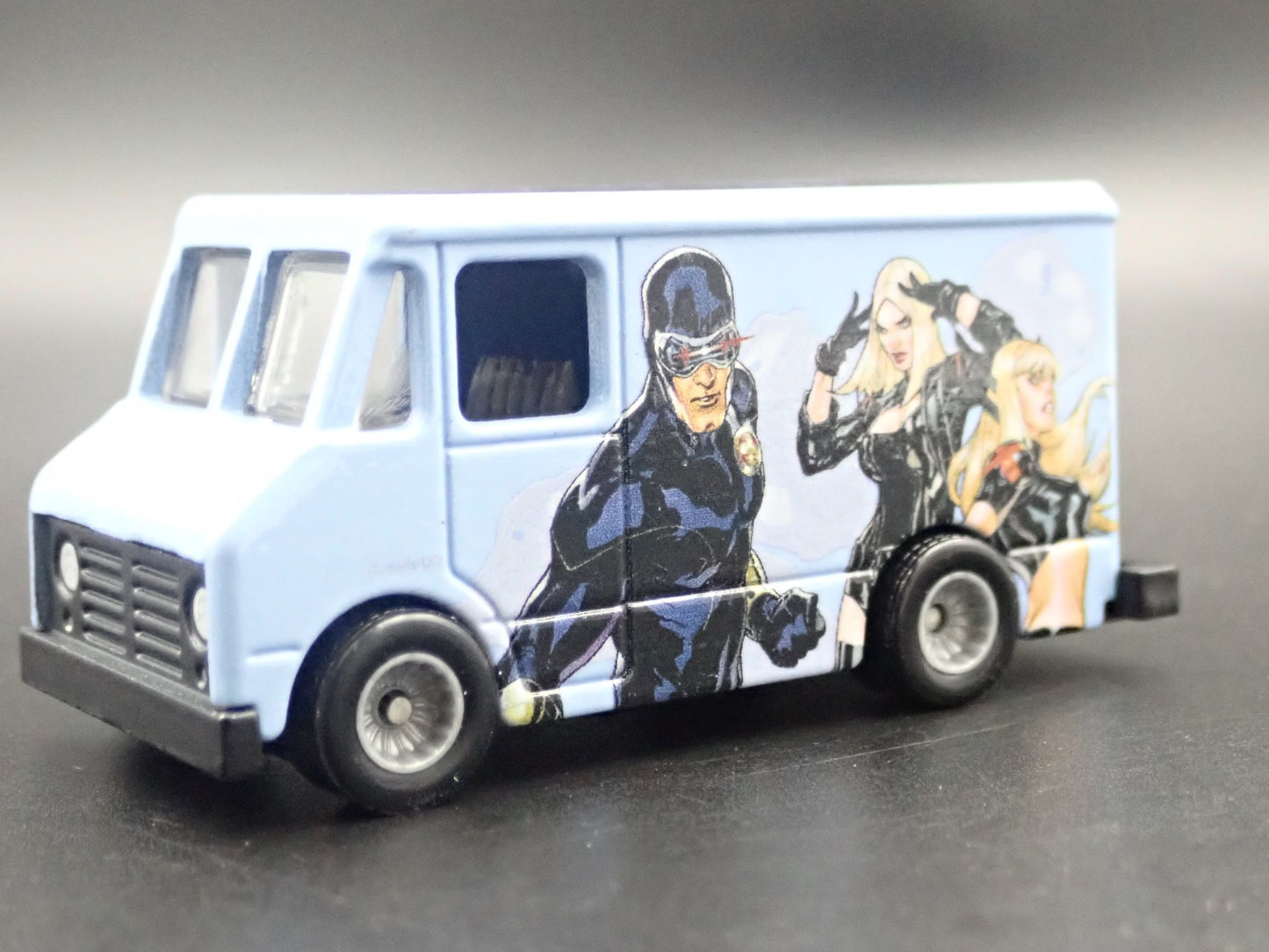 GMC STEP BOX VAN MARVEL UNCANNY X-MEN BLUE 1:64 SCALE DIORAMA DIECAST MODEL CAR