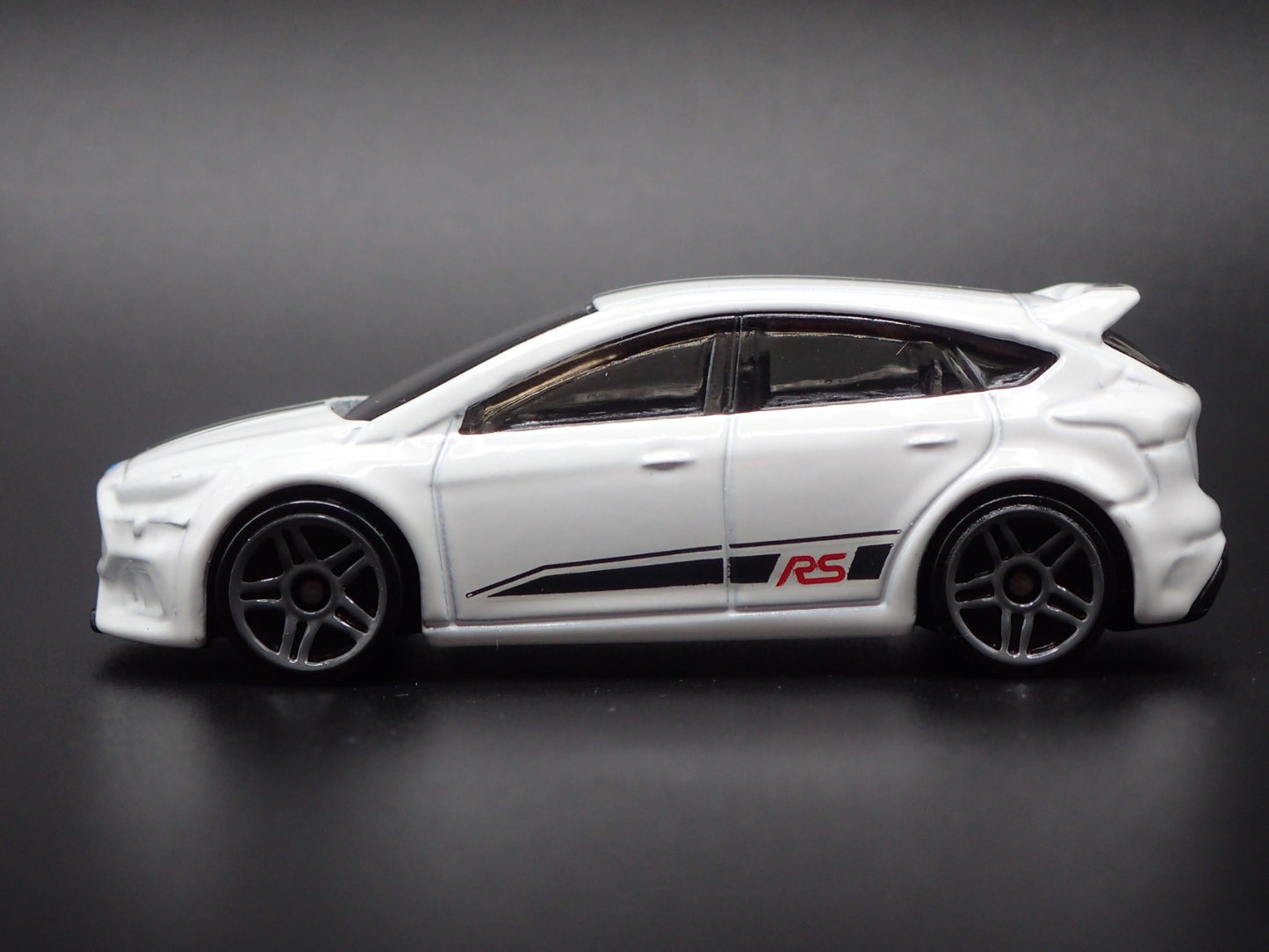 2011-2018 FORD FOCUS RS WHITE 1:64 SCALE COLLECTIBLE DIORAMA DIECAST MODEL CAR