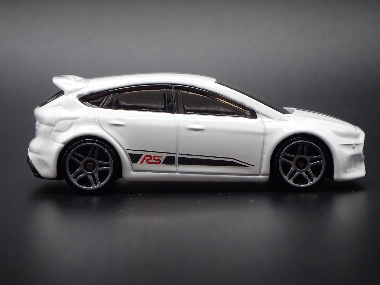 2011-2018 FORD FOCUS RS WHITE 1:64 SCALE COLLECTIBLE DIORAMA DIECAST MODEL CAR