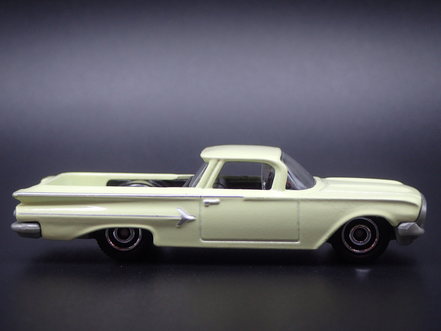 1960 60 CHEVY CHEVROLET EL CAMINO CREAM 1/64 SCALE COLLECTIBLE DIECAST MODEL CAR
