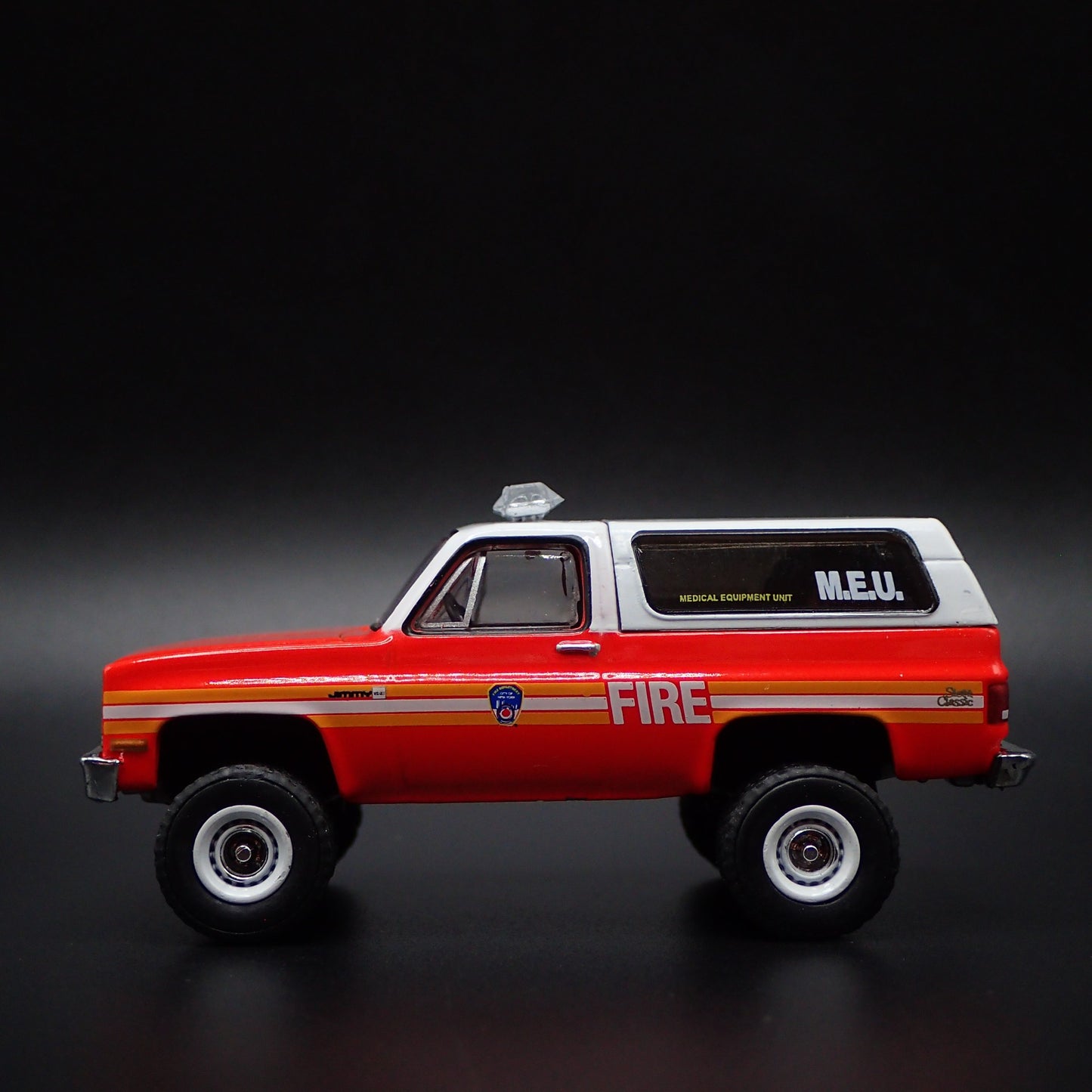 1987 87 GMC JIMMY SQUAREBODY NYFD RED 1:64 SCALE COLLECTIBLE DIECAST MODEL CAR