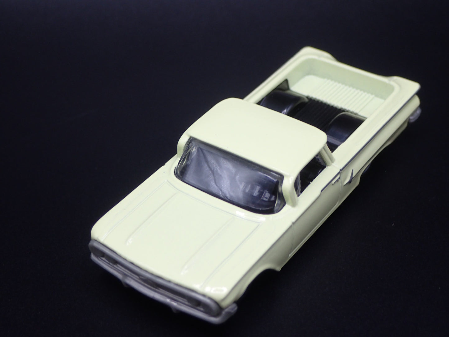 1960 60 CHEVY CHEVROLET EL CAMINO CREAM 1/64 SCALE COLLECTIBLE DIECAST MODEL CAR