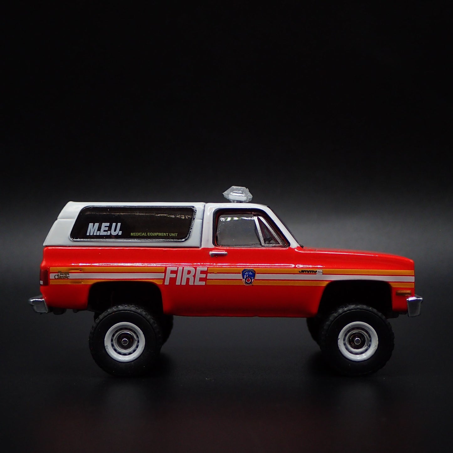 1987 87 GMC JIMMY SQUAREBODY NYFD RED 1:64 SCALE COLLECTIBLE DIECAST MODEL CAR