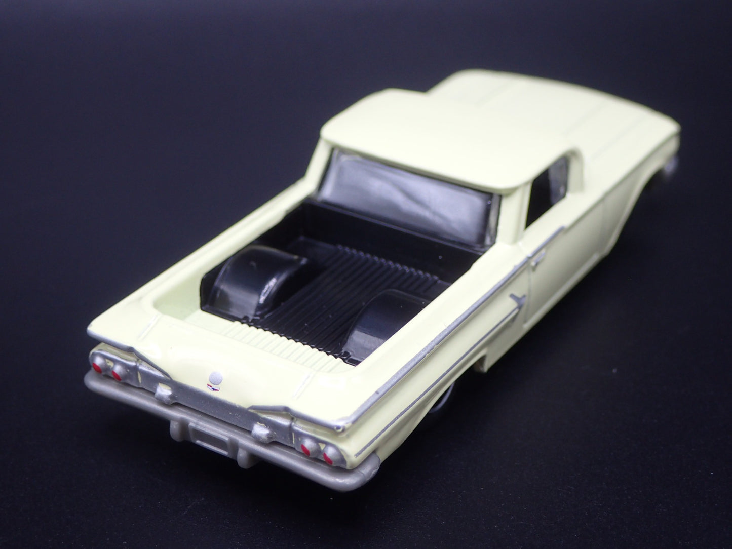 1960 60 CHEVY CHEVROLET EL CAMINO CREAM 1/64 SCALE COLLECTIBLE DIECAST MODEL CAR