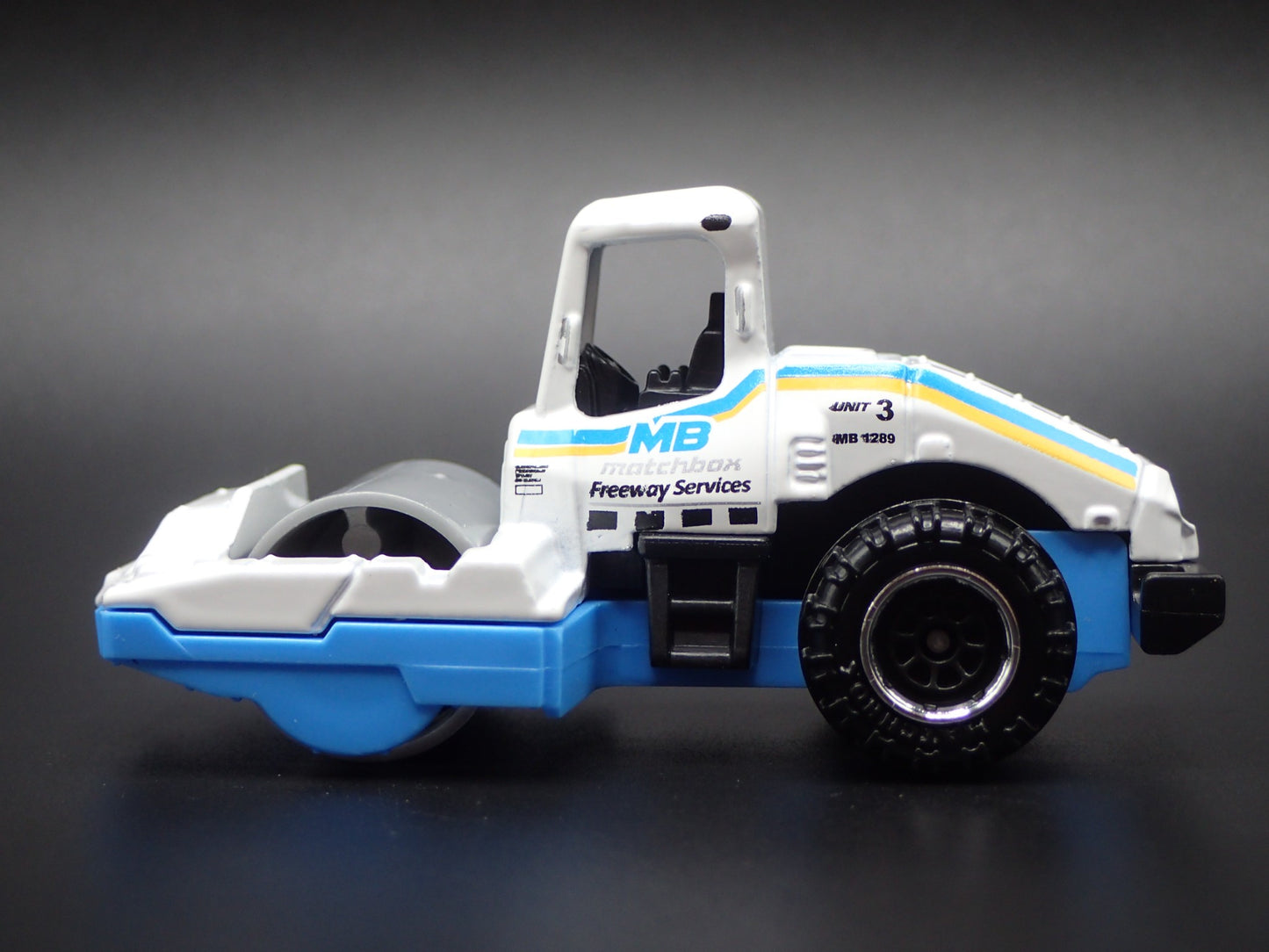 CONSTRUCTION ROAD ROLLER WHITE 1:64 SCALE COLLECTIBLE DIORAMA DIECAST MODEL CAR