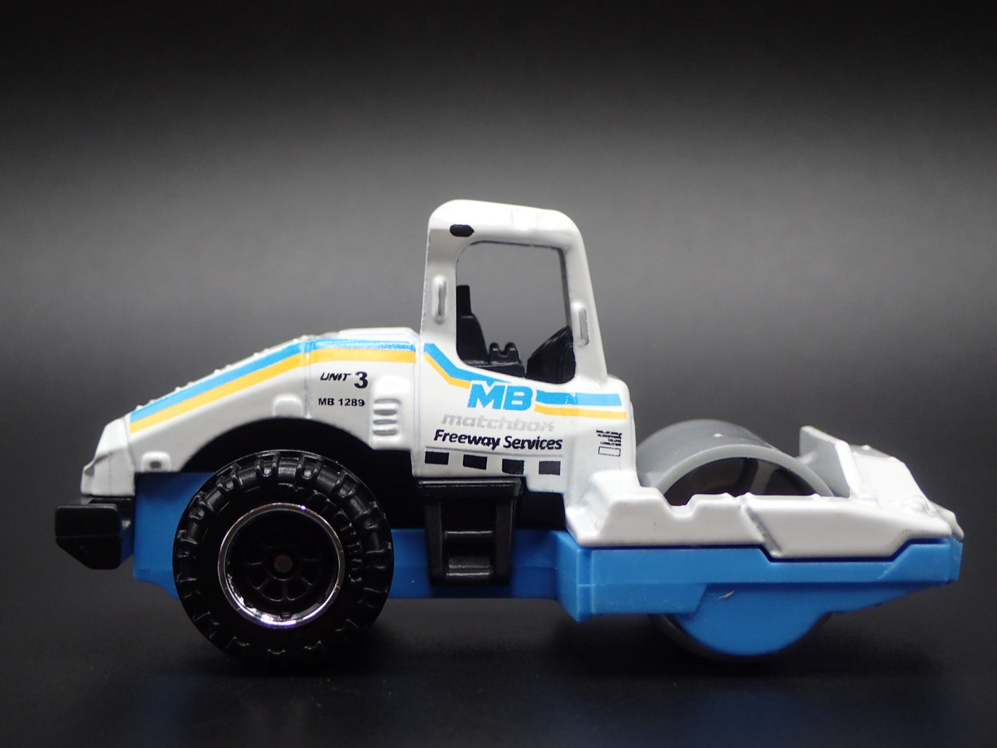 CONSTRUCTION ROAD ROLLER WHITE 1:64 SCALE COLLECTIBLE DIORAMA DIECAST MODEL CAR