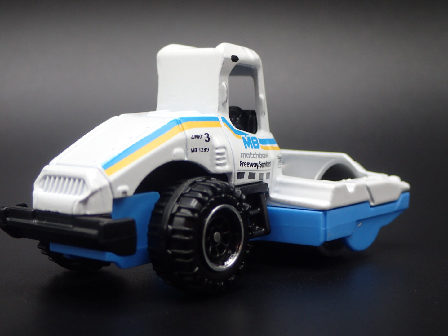 CONSTRUCTION ROAD ROLLER WHITE 1:64 SCALE COLLECTIBLE DIORAMA DIECAST MODEL CAR