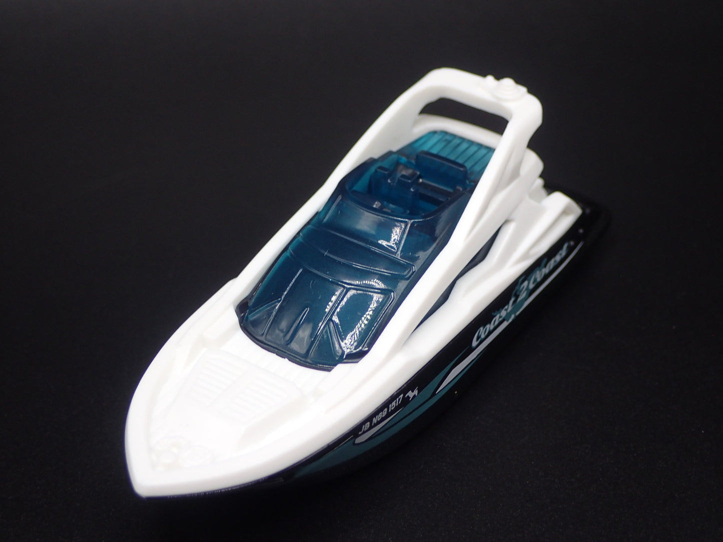 SPEED BOAT YACHT BLACK WHITE 1/64 MB SCALE COLLECTIBLE DIORAMA PROP MODEL