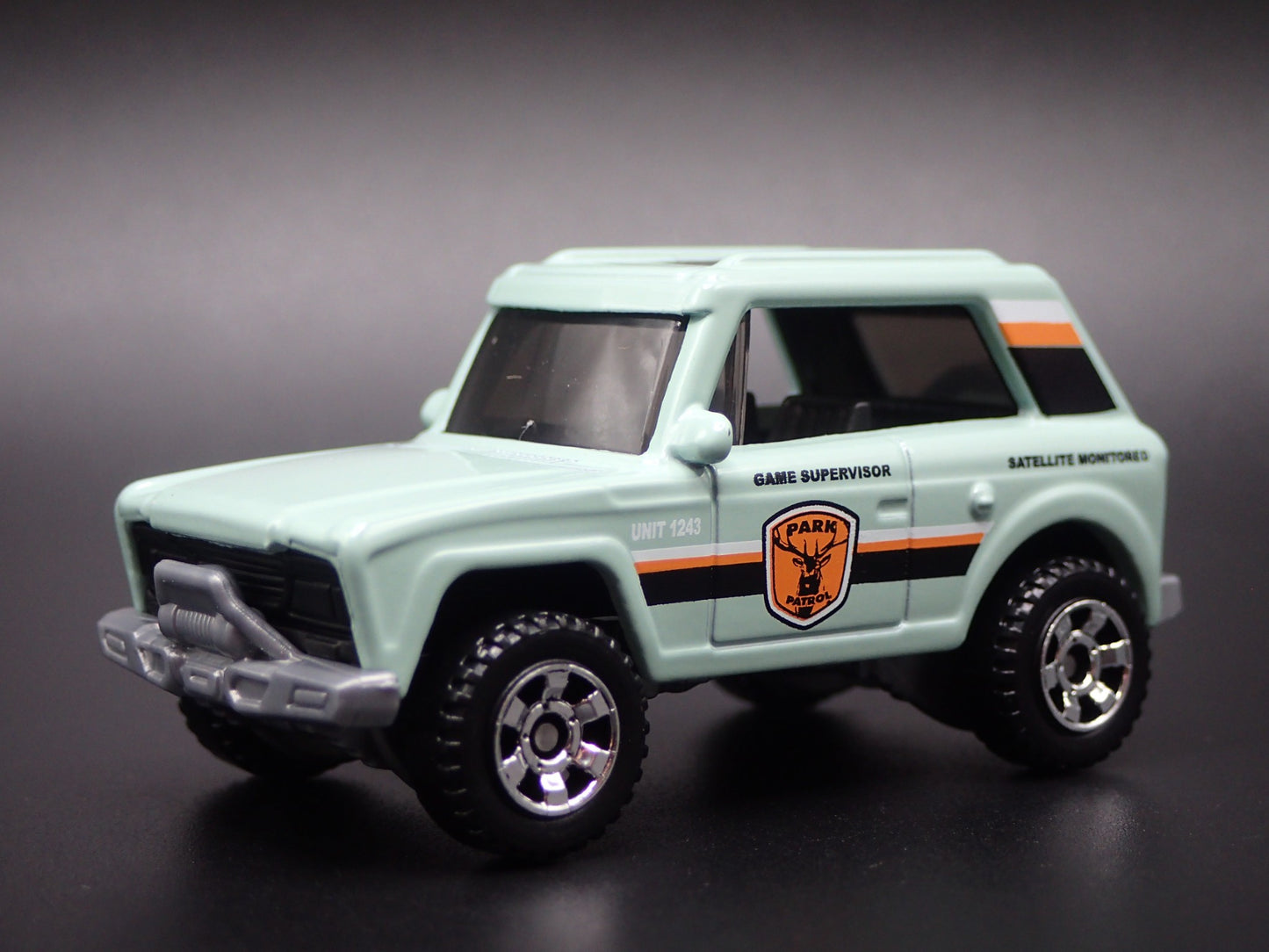 INTERNATIONAL SCOUT W HITCH NATIONAL PARK RANGER 1:64 SCALE DIECAST MODEL CAR