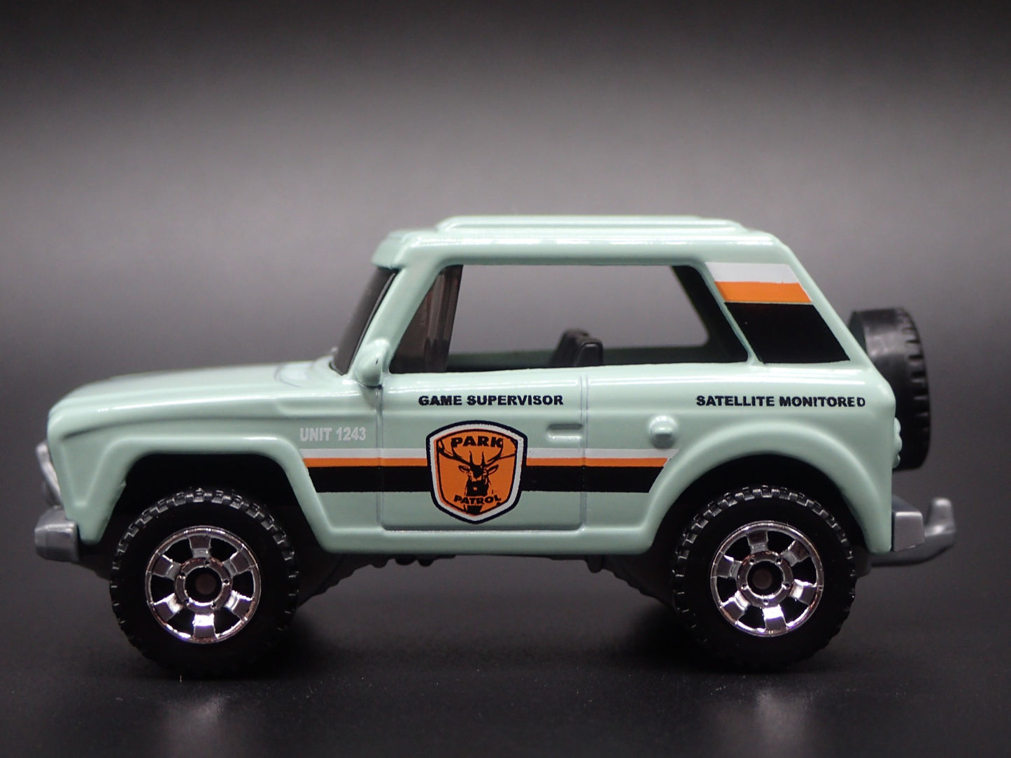 INTERNATIONAL SCOUT W HITCH NATIONAL PARK RANGER 1:64 SCALE DIECAST MODEL CAR
