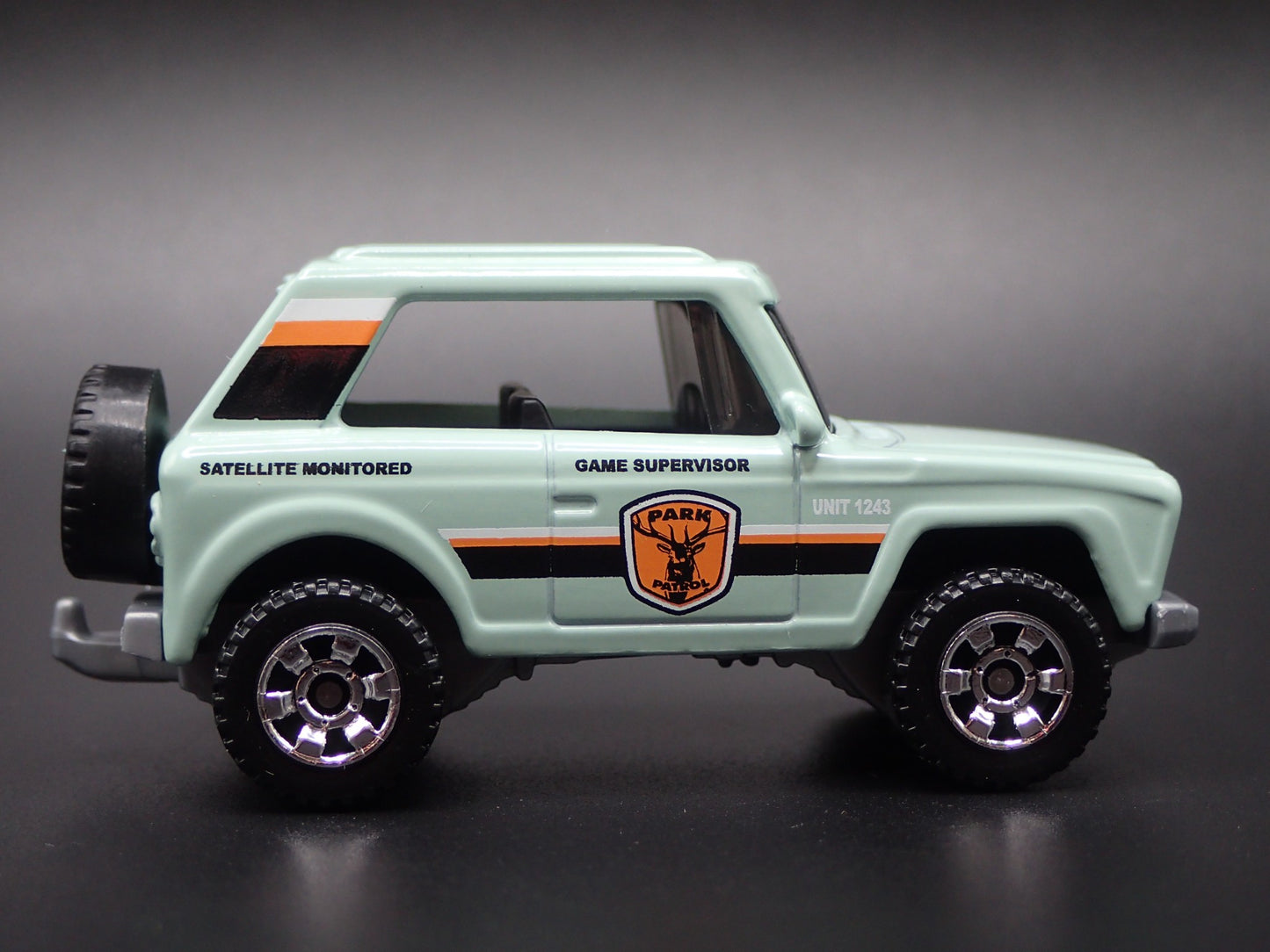 INTERNATIONAL SCOUT W HITCH NATIONAL PARK RANGER 1:64 SCALE DIECAST MODEL CAR