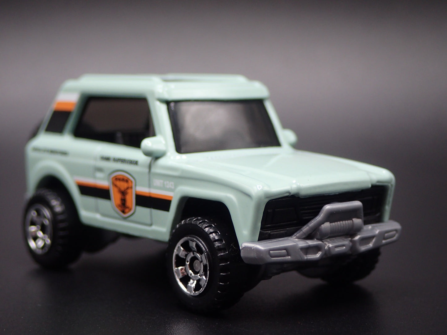 INTERNATIONAL SCOUT W HITCH NATIONAL PARK RANGER 1:64 SCALE DIECAST MODEL CAR