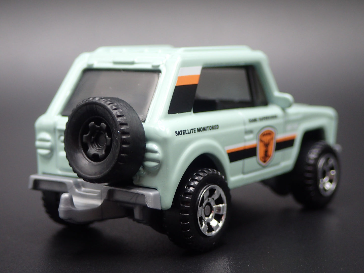 INTERNATIONAL SCOUT W HITCH NATIONAL PARK RANGER 1:64 SCALE DIECAST MODEL CAR