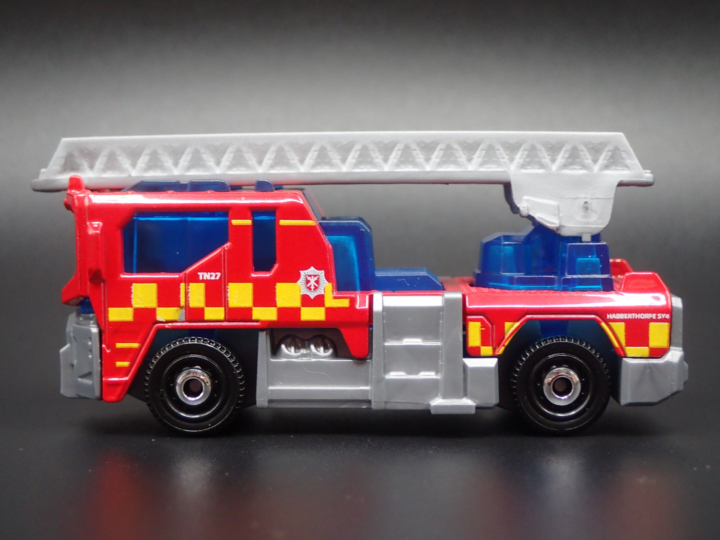 MODERN FIRE TRUCK LADDER TRUCK RED 1:64 MB SCALE COLLECTIBLEDIECAST MODEL CAR