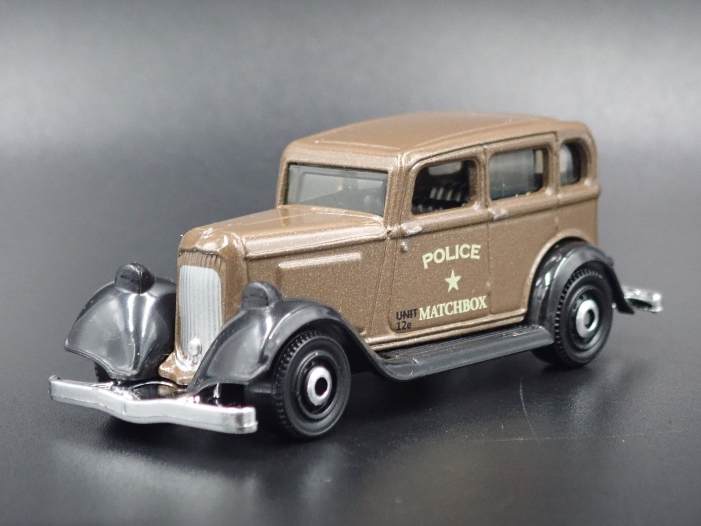 1933 33 PLYMOUTH PC SEDAN POLICE CAR RARE 1/64 SCALE DIORAMA DIECAST MODEL CAR