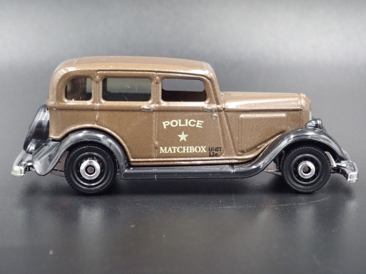 1933 33 PLYMOUTH PC SEDAN POLICE CAR RARE 1/64 SCALE DIORAMA DIECAST MODEL CAR