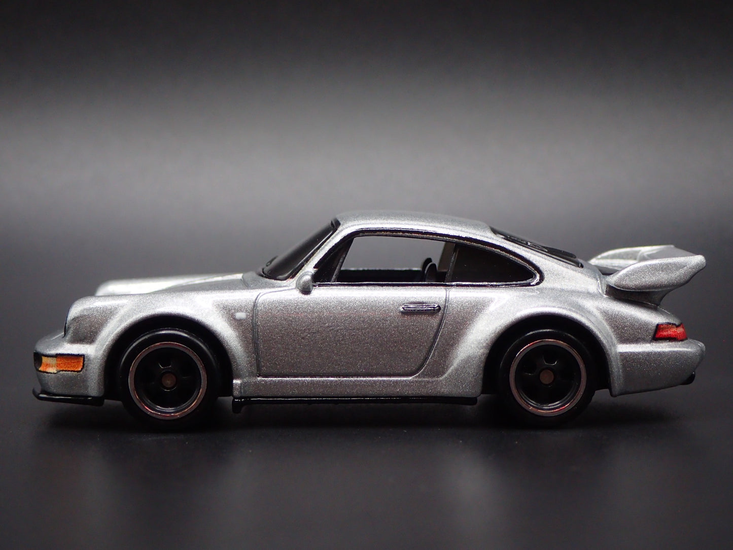 PORSCHE 911 CARRERA RS 3.8 SILVER 1:64 SCALE DIORAMA DIECAST MODEL CAR