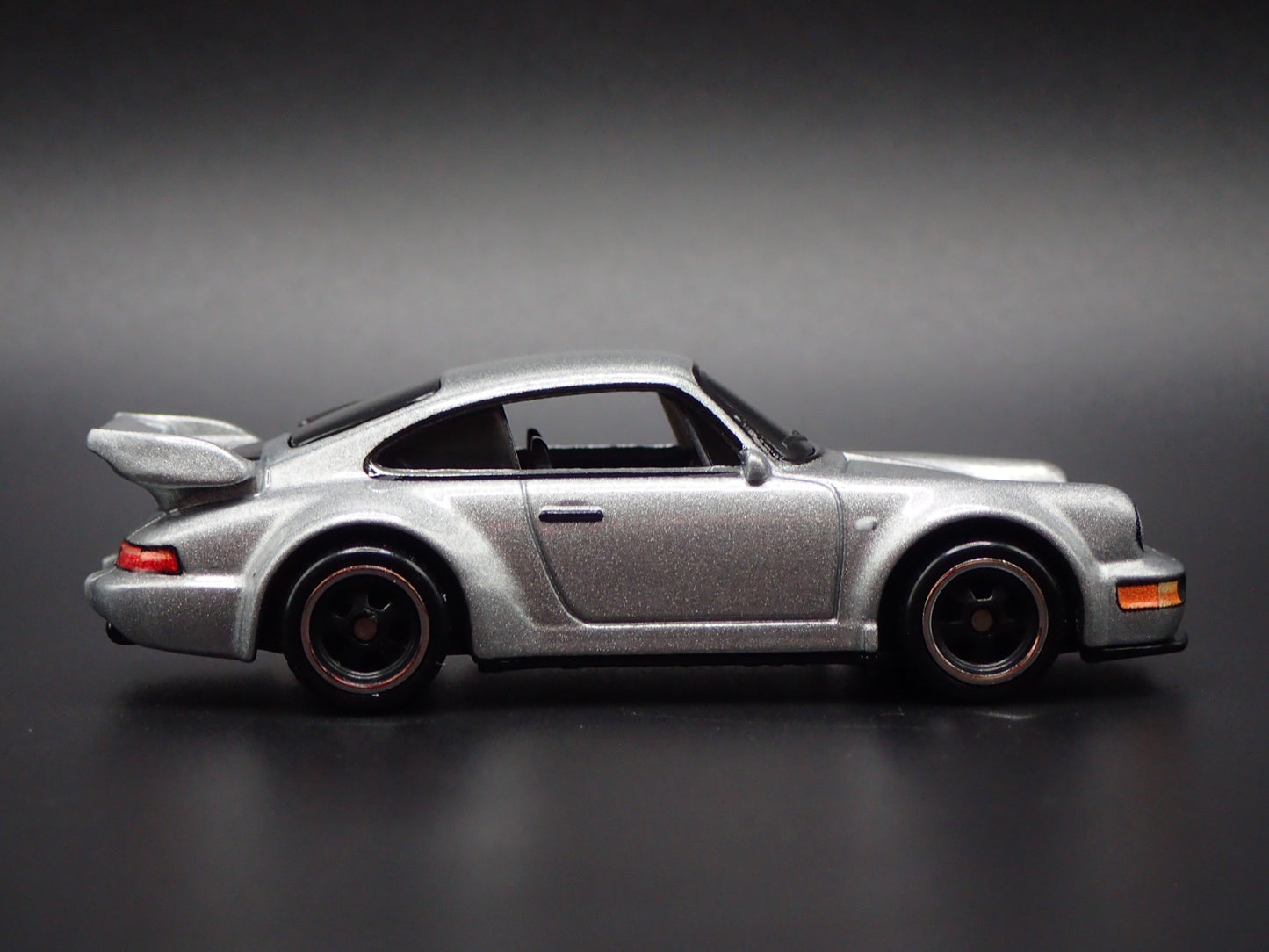 PORSCHE 911 CARRERA RS 3.8 SILVER 1:64 SCALE DIORAMA DIECAST MODEL CAR