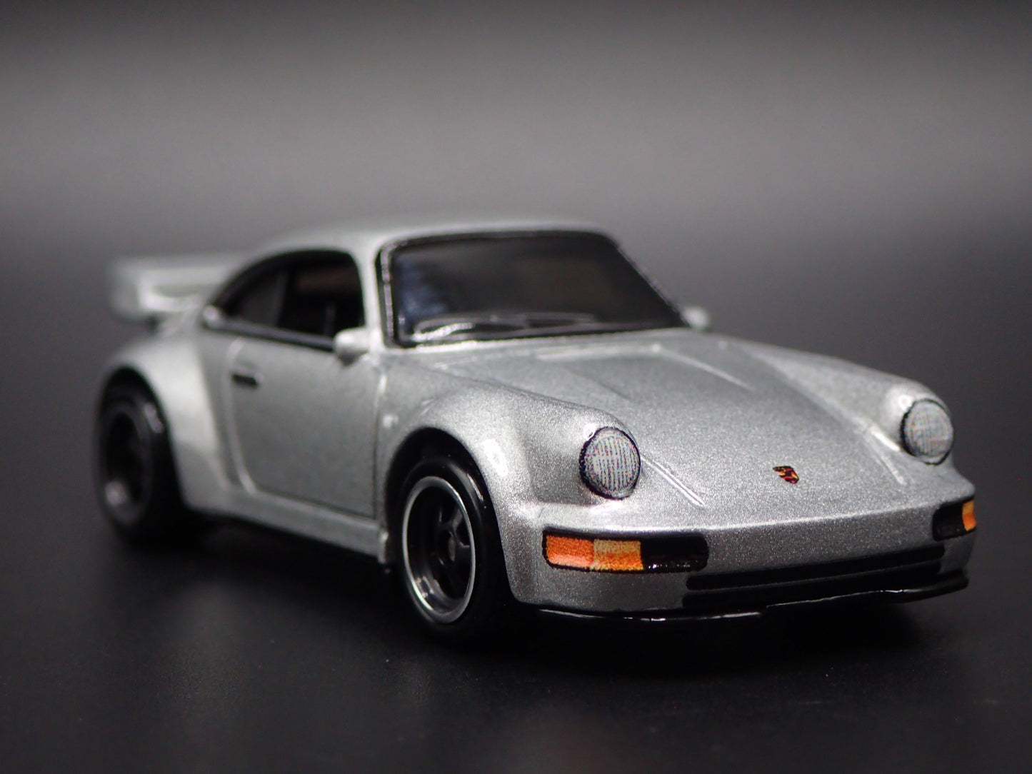 PORSCHE 911 CARRERA RS 3.8 SILVER 1:64 SCALE DIORAMA DIECAST MODEL CAR