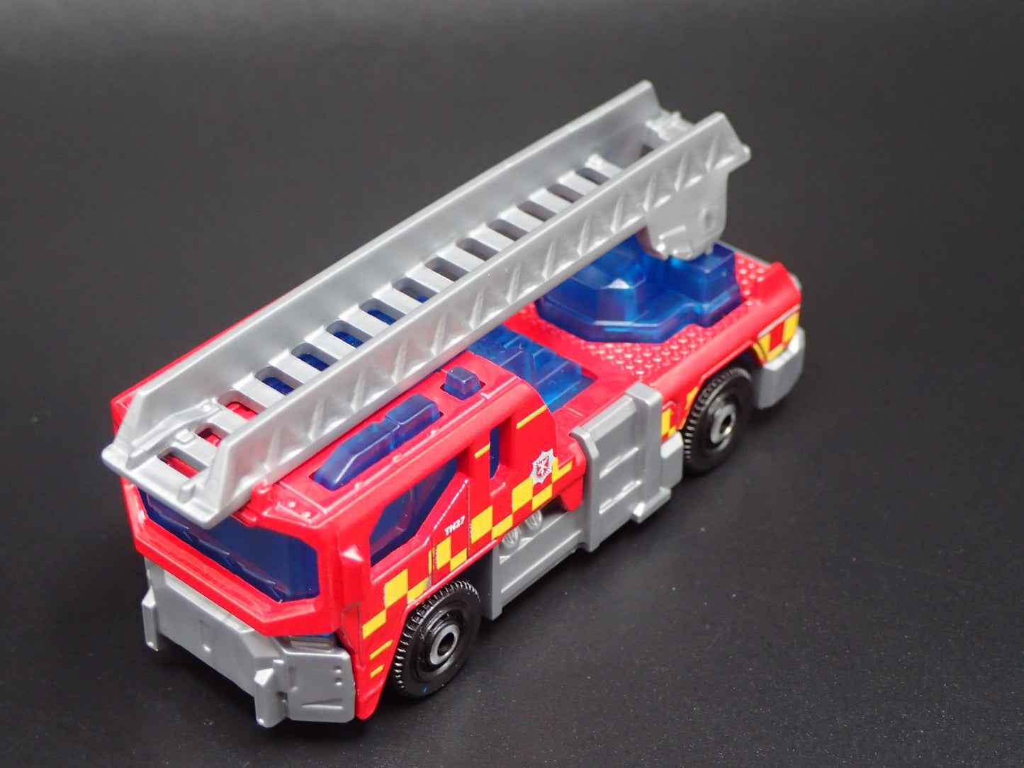 MODERN FIRE TRUCK LADDER TRUCK RED 1:64 MB SCALE COLLECTIBLEDIECAST MODEL CAR