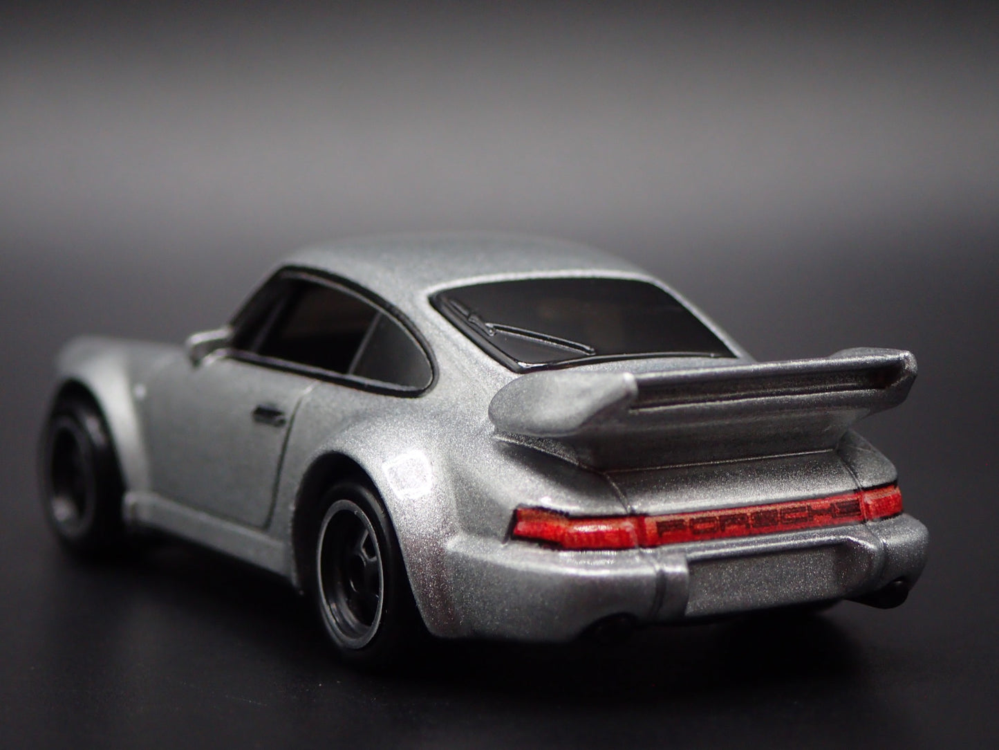 PORSCHE 911 CARRERA RS 3.8 SILVER 1:64 SCALE DIORAMA DIECAST MODEL CAR