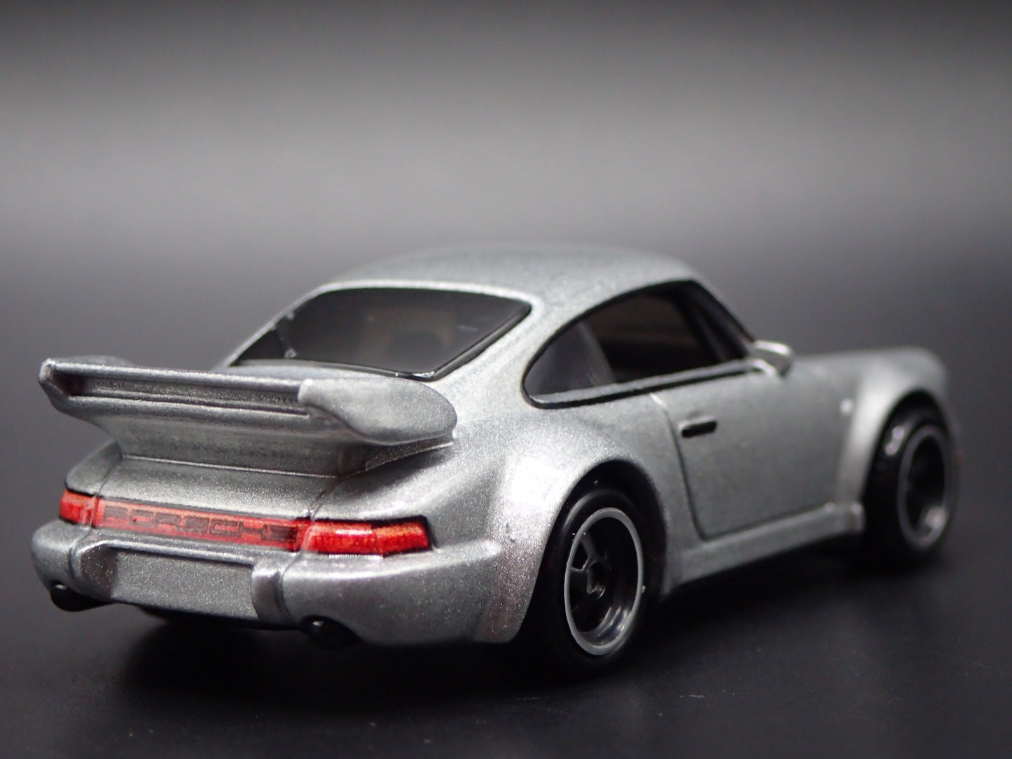 PORSCHE 911 CARRERA RS 3.8 SILVER 1:64 SCALE DIORAMA DIECAST MODEL CAR